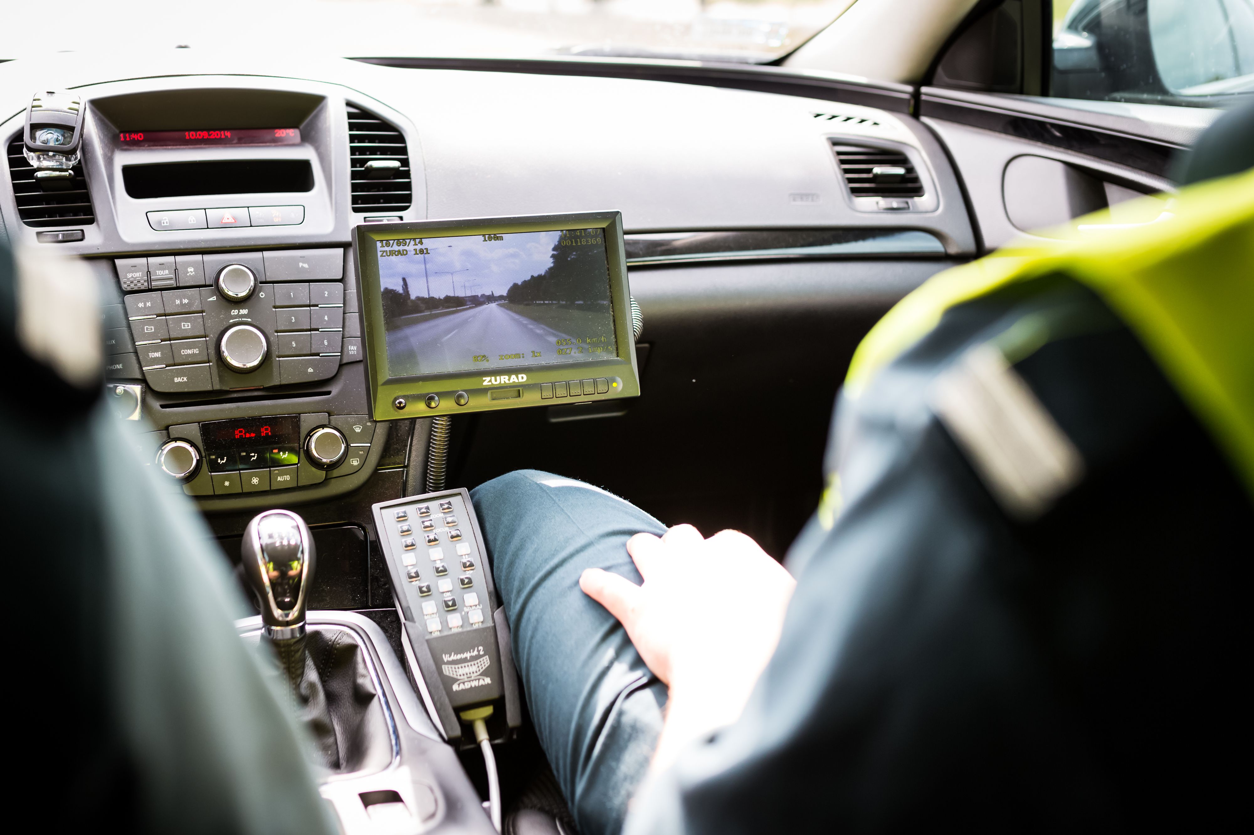 Monitor z dowodem winy - to urządzenie najczęściej oglądają kierowcy siedzący na tylnej kanapie radiowozu. Wbrew twierdzeniom sprzedawców antyradarów, wideoradar nie emituje żadnych fal, które mogłyby go zdradzić.