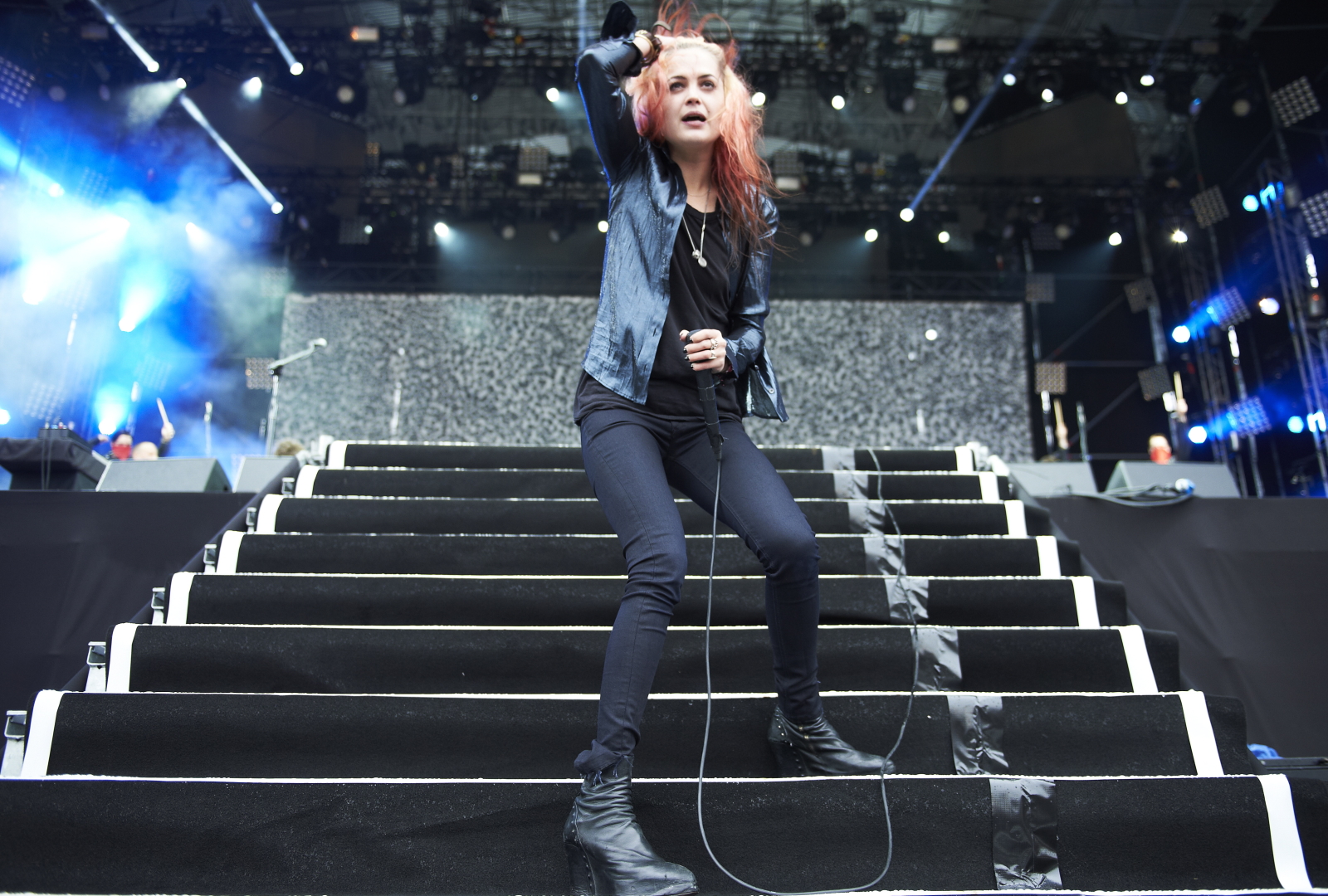 Alison Mosshart odmieniona – odchudzona, w nowym kolorze włosów, a przede wszystkim pełna energii i uśmiechnięta – świetnie prezentowała się na scenie