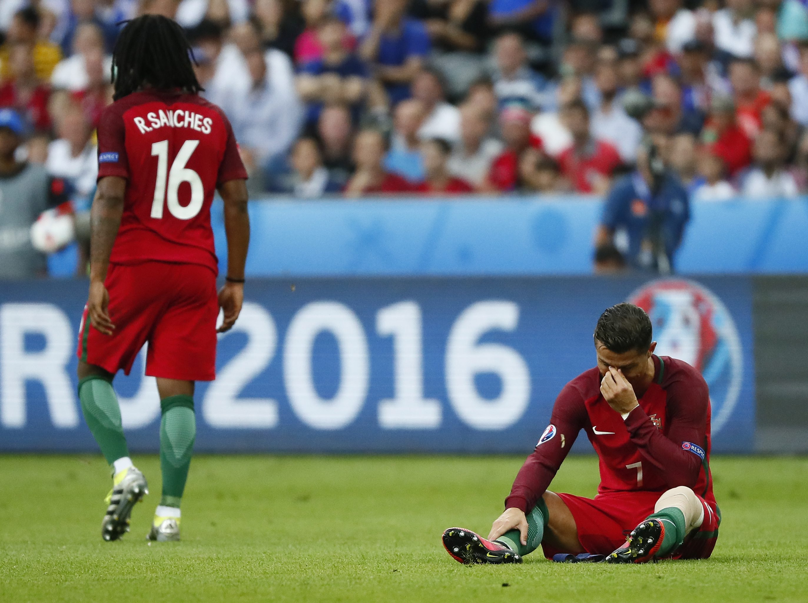 RONALDO ZNIESIONY Z BOISKA NA NOSZACH