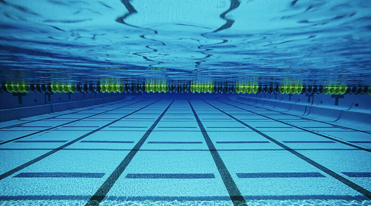 Az úszómester lerúgta a fiatalembert a 10 méter magas ugrótoronyból - videó, amiért börtön járna