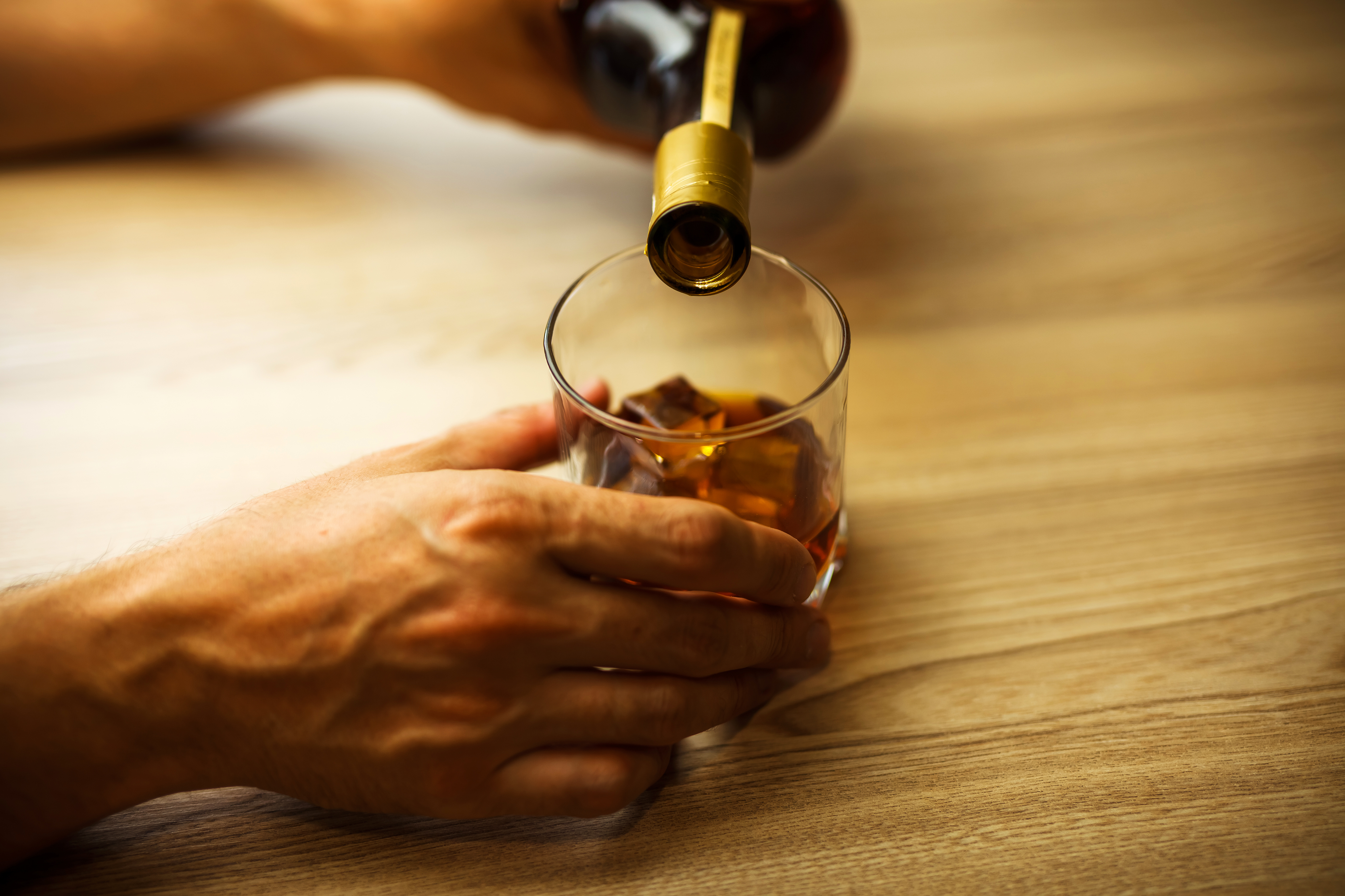 Nagyon nem mindegy, ki milyen gyakran és mennyi alkoholt iszik – Ennyivel növelheti a tumor kialakulásának esélyét