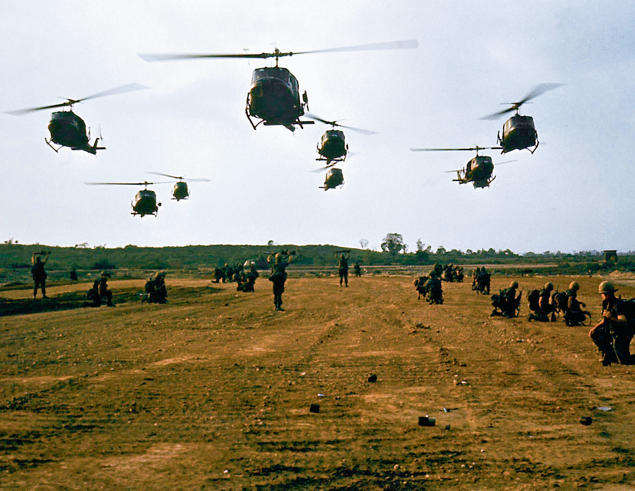 Amerykańskie śmigłowce Bell UH-1D Iroquis („Huey”) podczas akcji w wietnamskiej wiosce My Lai, 16 marca 1968 r.