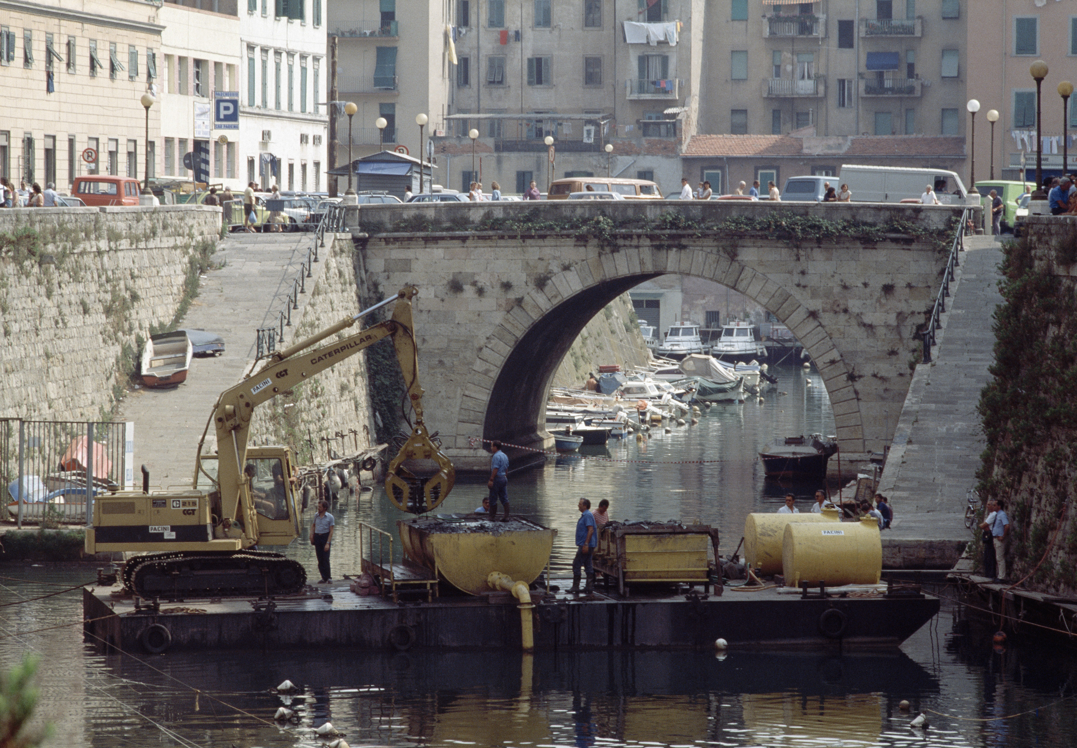 Kanał w Livorno, gdzie znaleziono dwie rzeźby, lipiec 1984 r.