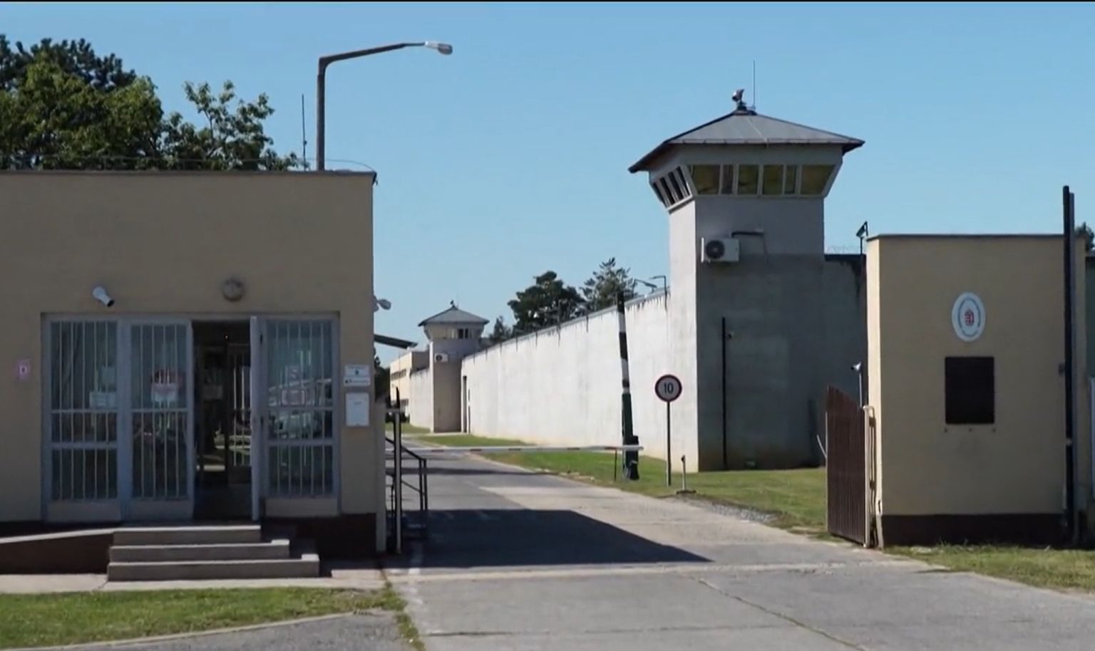 Halálra vertek egy rabot a szombathelyi börtönben: a tévé miatt pattant ki a végzetes vita a cellatársak közt – videó