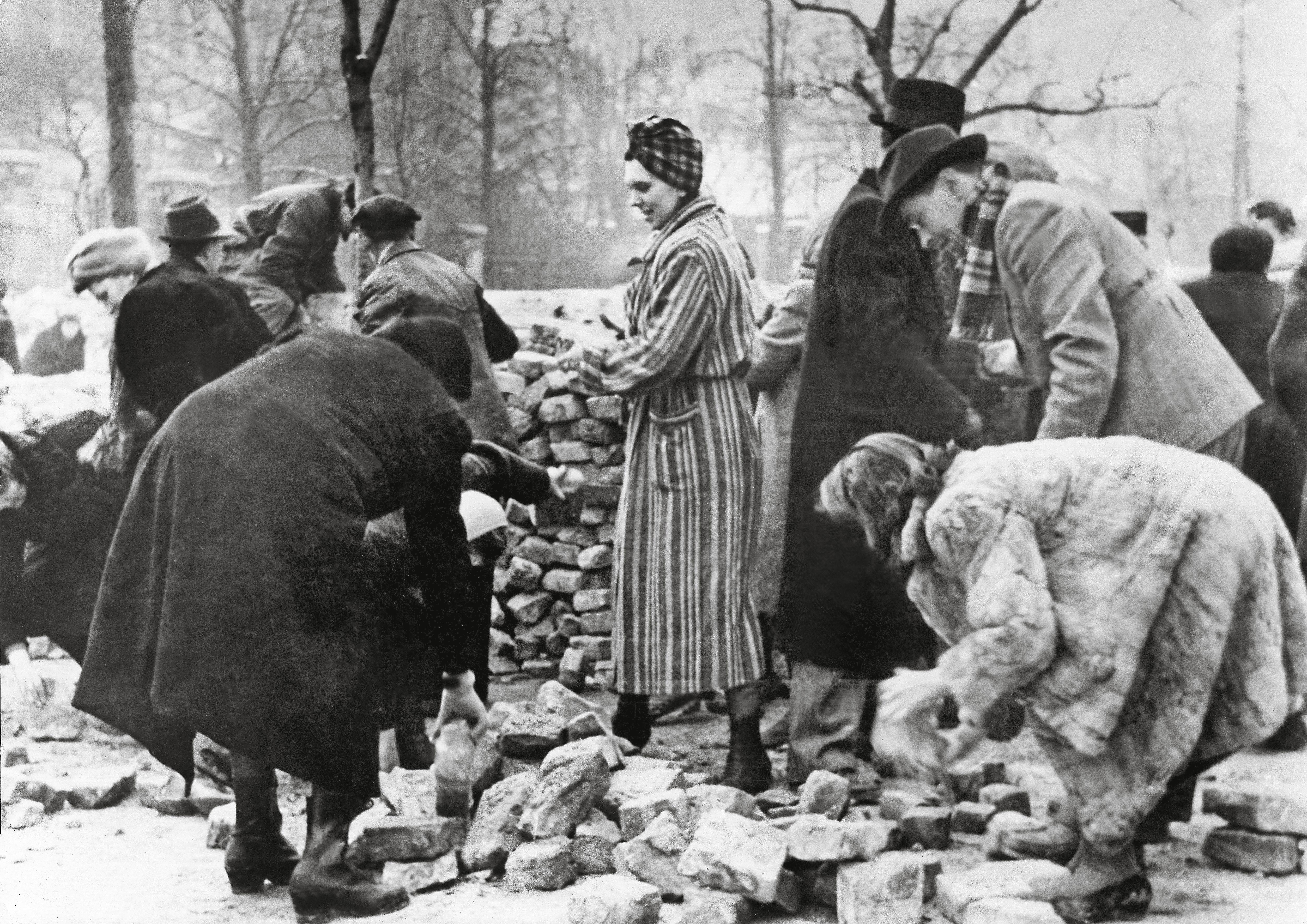 Walki o Budapeszt, cywile przy budowie barykady, zima 1945 r.