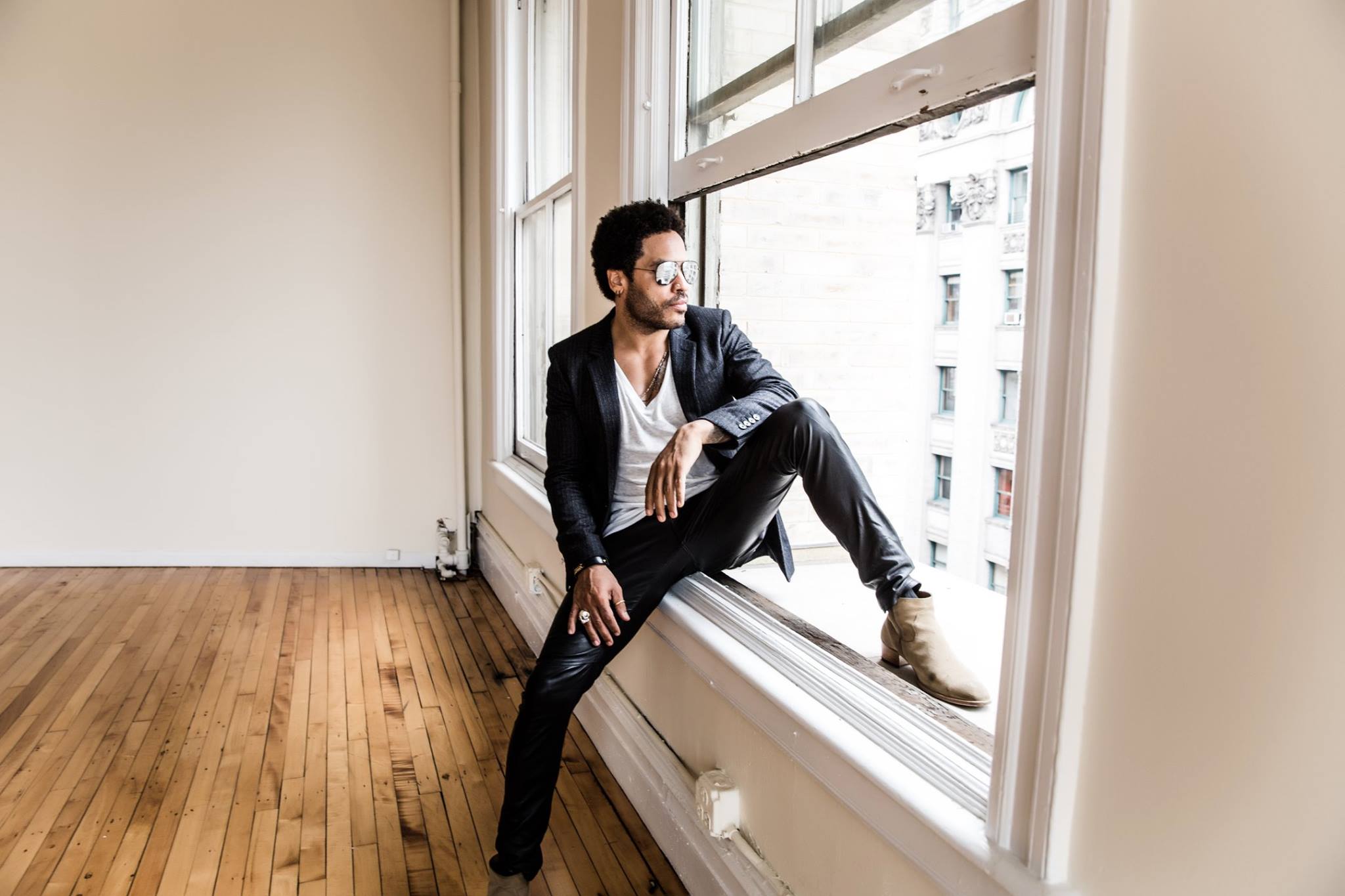 Lenny Kravitz: Ludzie – to naczelny powód, dla którego wciąż robię to, co robię. Na przestrzeni swojej kariery spotkałem tyle wspaniałych osób... Spośród niezwykłych osobistości, z którymi miałem okazję się zetknąć, największe wrażenie zrobił na mnie chyba Muhammad Ali. Ma w sobie pasję aktywisty, która mnie porusza, bo sam też działam i doskonale ją rozumiem