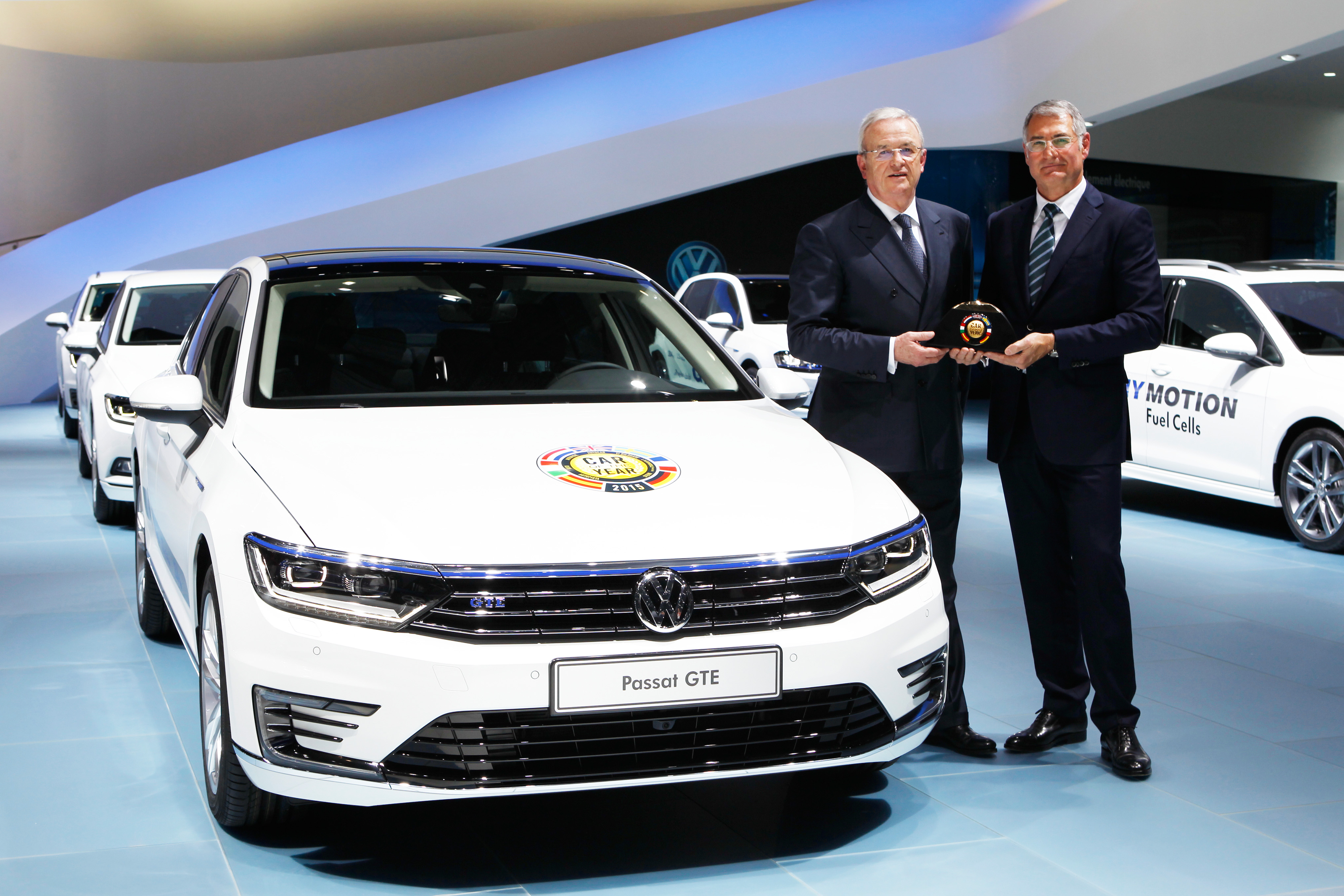 Wiadomo, że pod koniec lata 2015 roku w sprzedaży pojawi się passat GTE, czyli pierwszy passat z napędem hybrydowym plug-in. Pod karoserią kryje się 1,4-litrowy silnik TSI o mocy 156 KM; silnik elektryczny uzyskuje zaś 85 kW/115 KM. Maksymalny moment obrotowy zespołu hybrydowego plug-in to 400 Nm. Inżynierowie VW twierdzą, że spalanie nie przekroczy 2,0 l/100 km i 13,0 kWh/100 km. Niemcy podkreślają duży zasięg hybrydowego passata - jeśli auto korzysta z silnika TSI i ma w pełni zatankowany 50-litrowy zbiornik paliwa oraz naładowany akumulator jego zasięg przekracza 1000 km.Wracając do wyników konkursu Car of the Year - nowy passat znokautował przeciwników i uzyskał ponad 90 punktów więcej niż rywal z 2. miejsca podium… Które modele przegrały z volkswagenem? Zobacz zdjęcia...