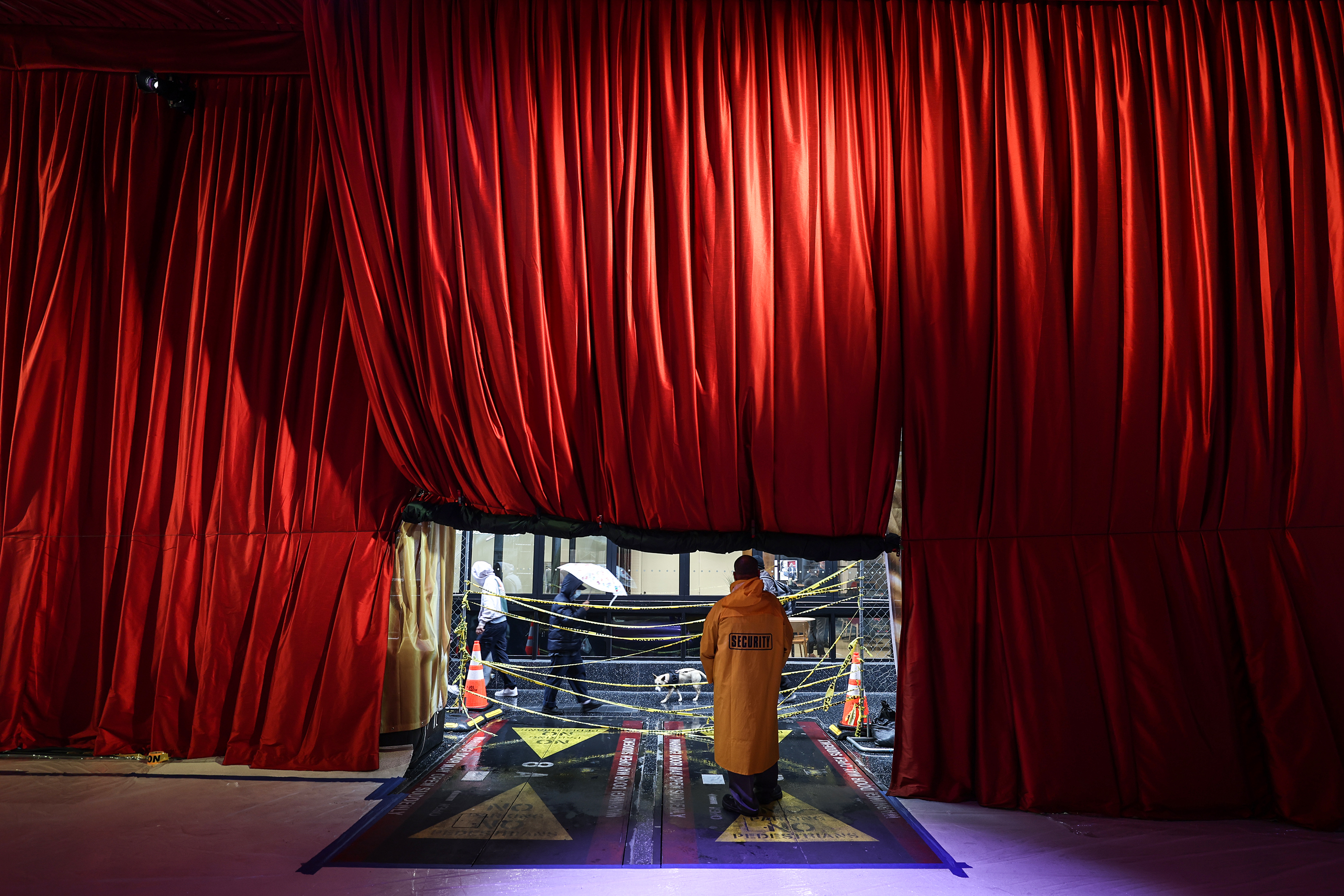 Óriási a balhé, elmaradhat az Oscar-gála: szakad az eső, szivárog a tető, elment az áram és félbe szakadtak a próbák - Rongyosra áznak a világsztárok?