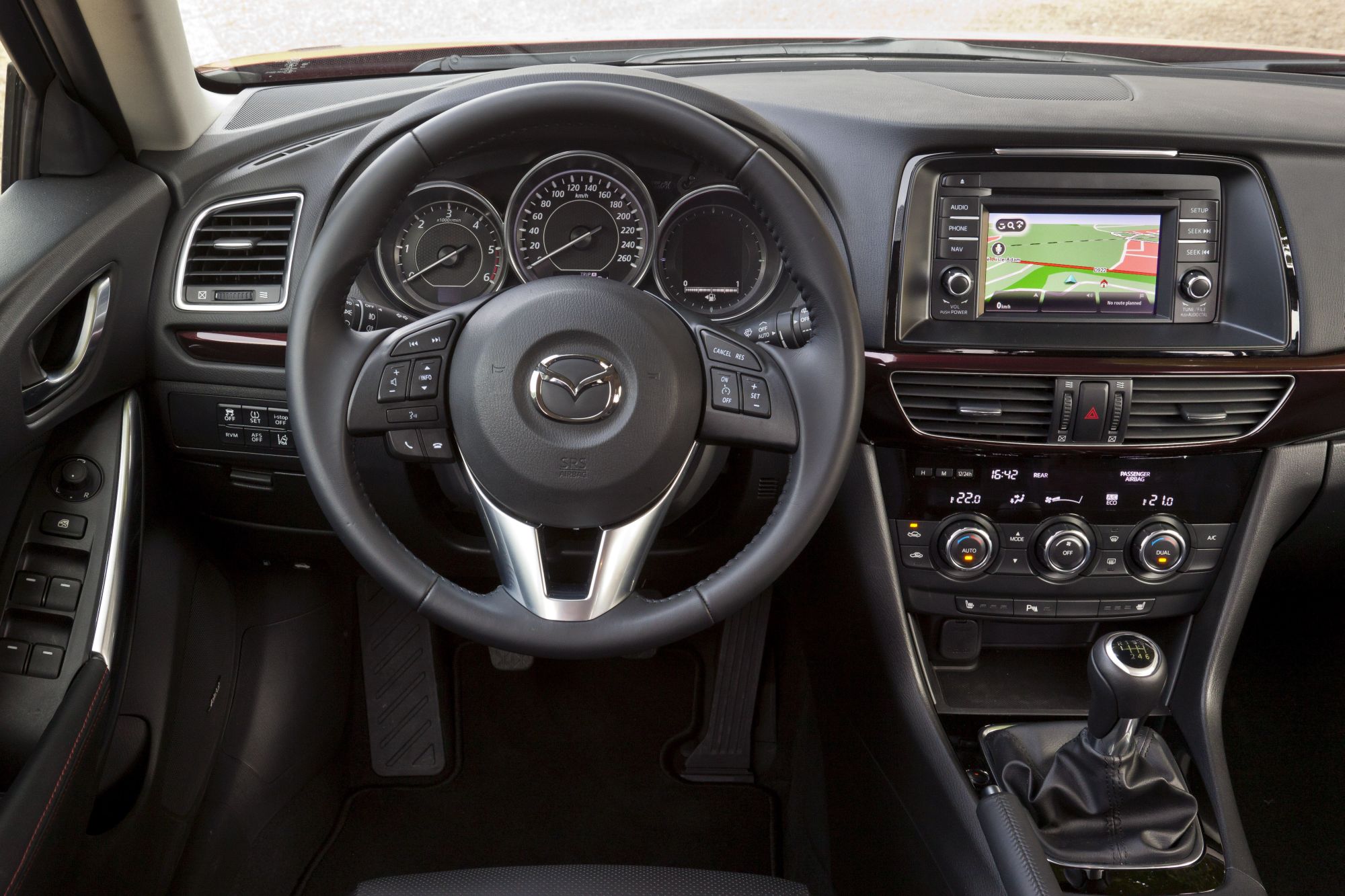 Mazda 6 występuje w trzech poziomach wyposażenia: SkyGo, SkyEnergy, SkyMotion i SkyPassion. W nasze ręce trafiła najdroższa wersja wyposażenia, która ma na pokładzie niemal wszystkie pozycje z cennika Mazdy. Nawigacja, dwustrefowa klimatyzacja automatyczna, wielofunkcyjna kierownica, skórzana tapicerka i automatyczna skrzynia biegów to elementy, które bez wątpienia mogą uprzyjemnić nawet najdłuższą podróż.