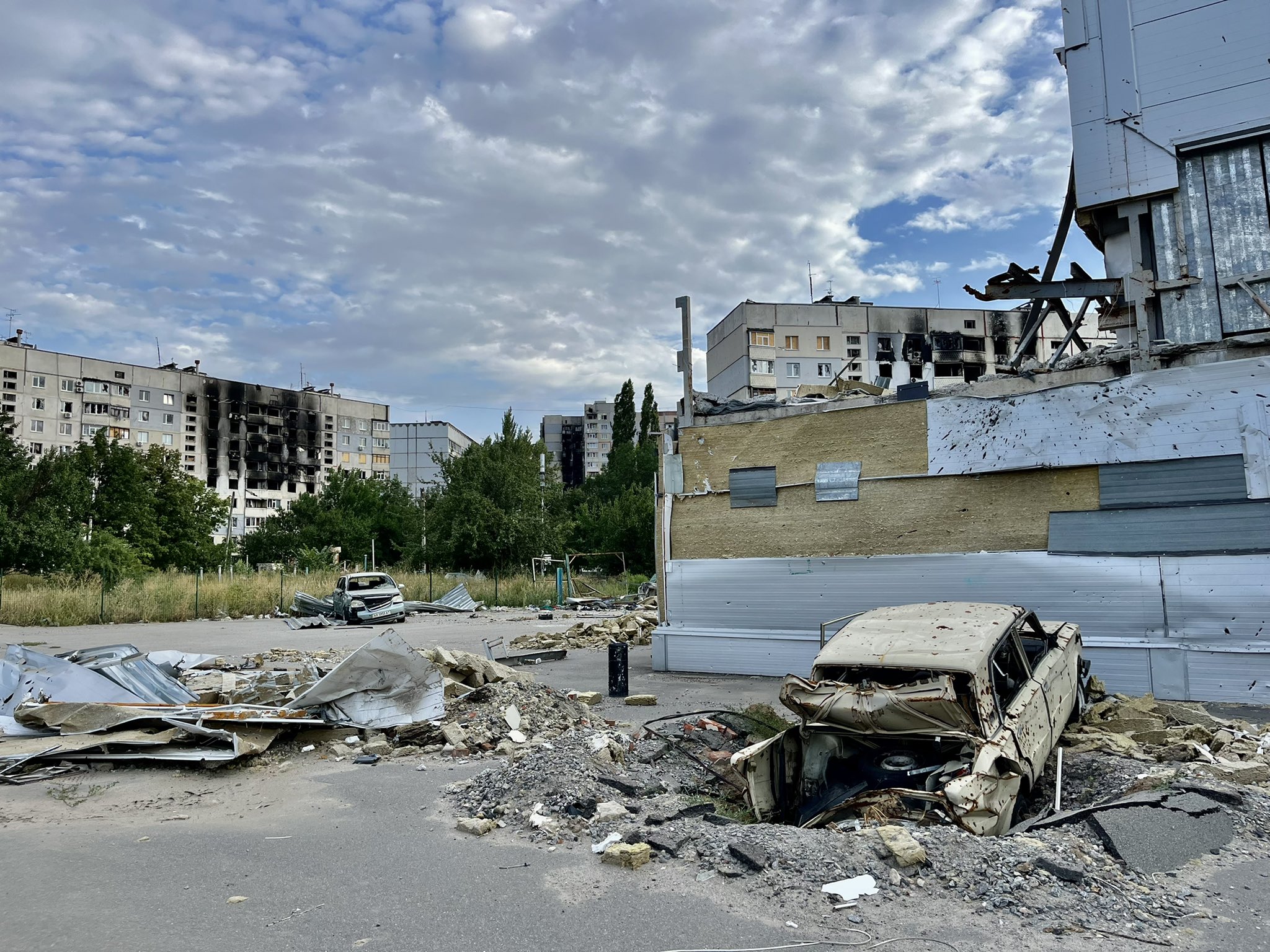 Zniszczone osiedla mieszkalne w Charkowie.