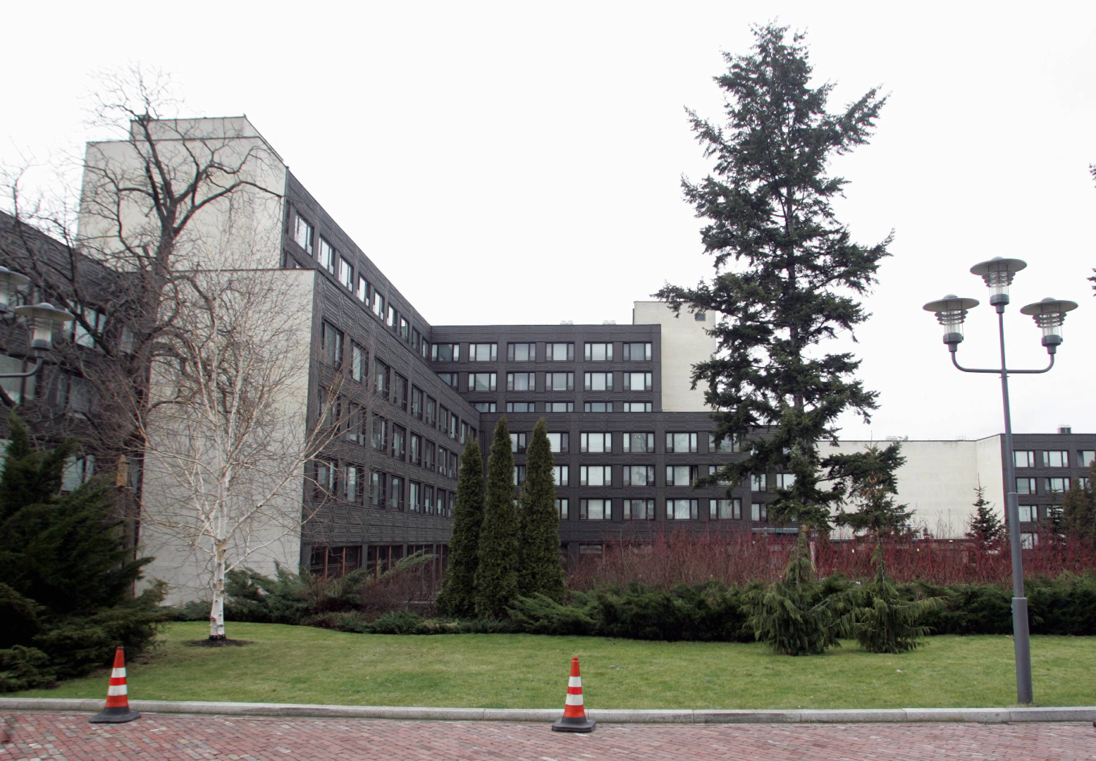 Hotel poselski, choć standard pozostawia wiele do życzenia, wybiera mniej więcej połowa posłów i senatorów. Plusem jest fakt, że jest on połączony z budynkiem parlamentu podziemnym korytarzem.
