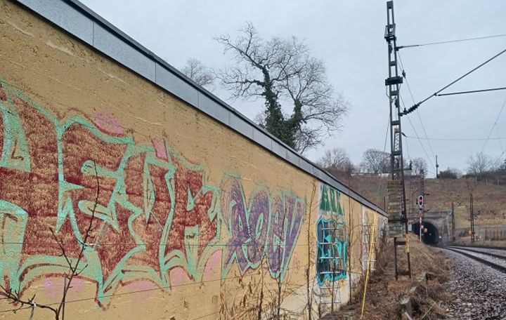 Okos: 25 ezer voltos felsővezeték mellé épített fémkerítést