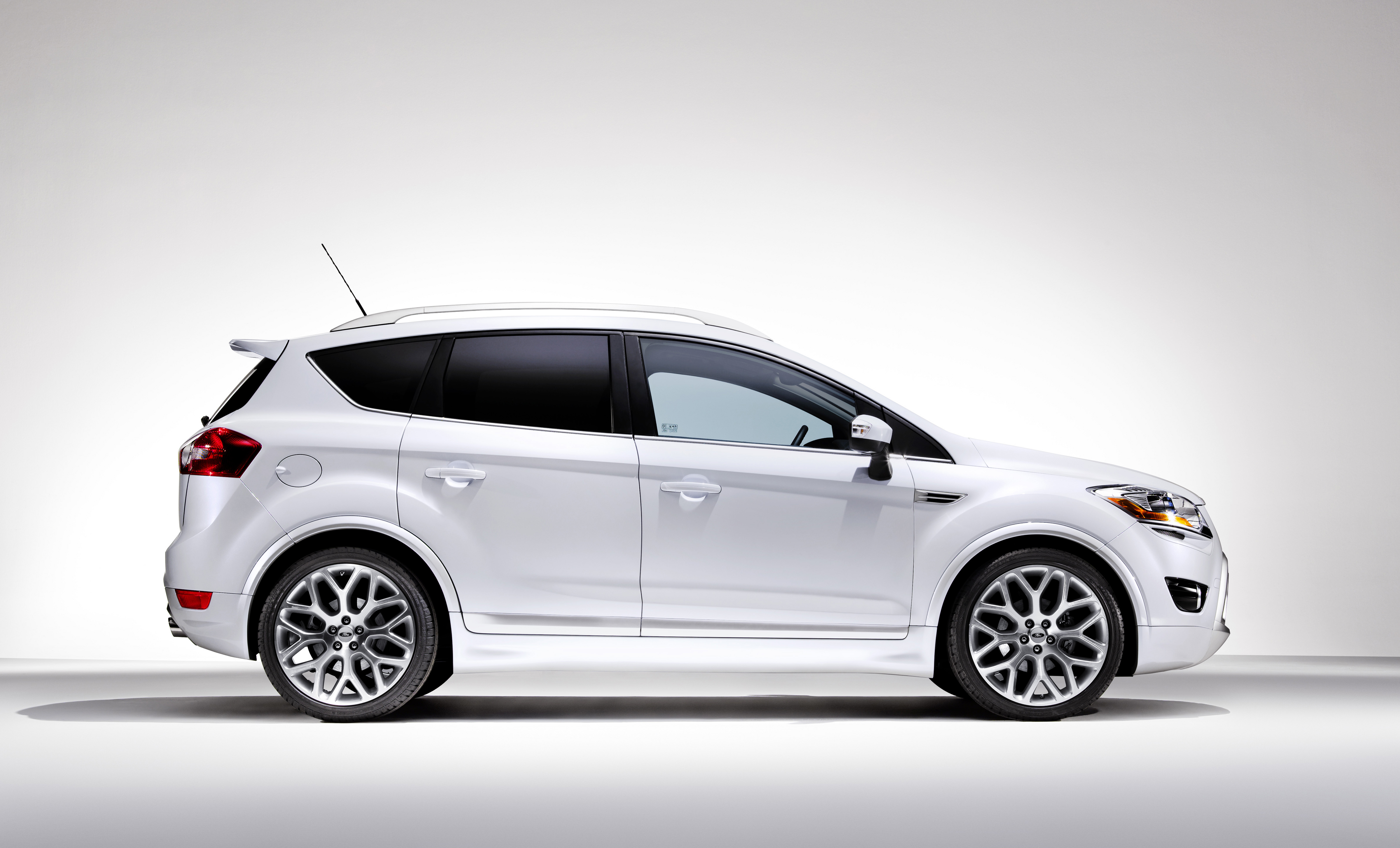 Ford kuga ze 136-konnym dwulitrowym turbodieslem był pierwszy. Teraz producent z Kolonii spełnia obietnice i pod maskę SUV-a wkłada turbobenzynowy silnik z arsenału Volvo - to 200-konna rzędowa piątka 2.5 l