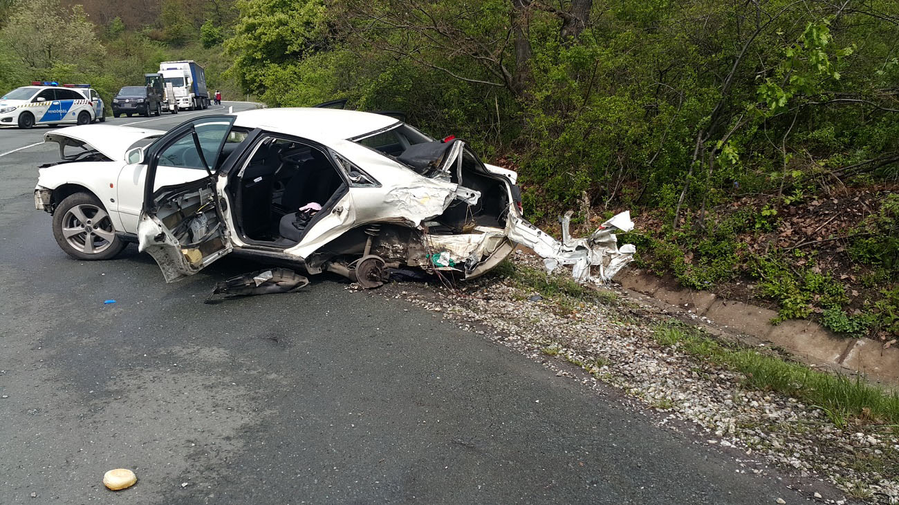 Halálos baleset a Mátrában: ledarálta a busz az autót, az egyik utas  szörnyethalt - Blikk