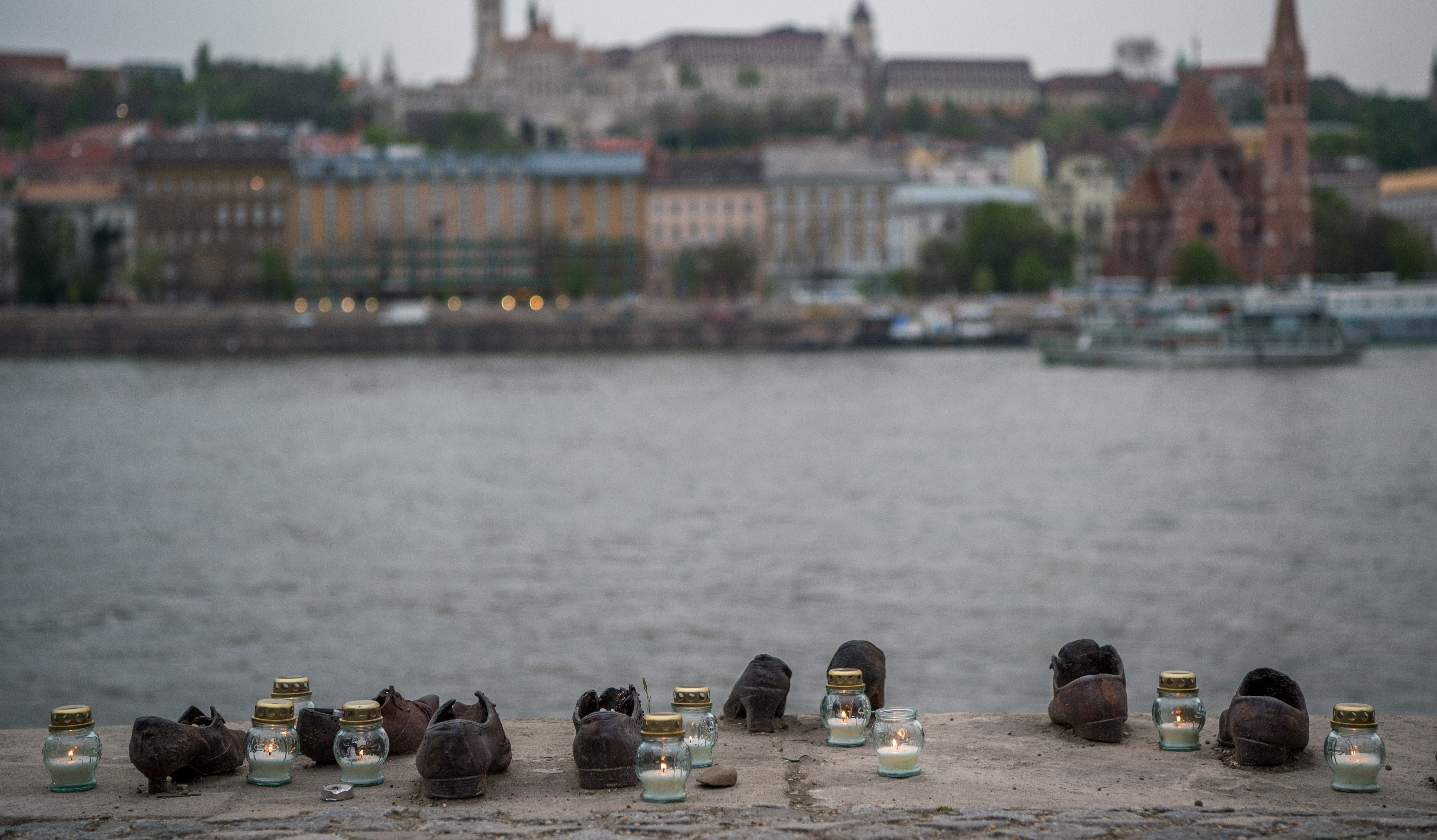 Sorra gyűlnek a cipők a Duna-parton Zelenszkij Orbánhoz intézett beszéde  után - Blikk