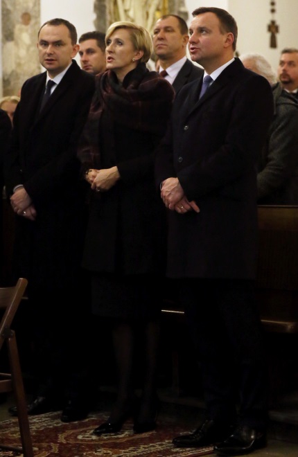 ... Uroczystości dobyły się wieczorem, w sanktuarium św. Stanisława Kostki na warszawskim Żoliborzu. Pierwsza dama wystąpiła ubrana niemal od stóp do głów w czerń, co, niestety, nie dało najlepszego efektu. Prezydentowej nie dało się uniknąć niekorzystnego efektu, który dotyka większość kobiet w dojrzałym wieku decydujących się na total look w głębokiej czerni - wyglądała dużo poważniej, niż w kreacjach w innych kolorach...