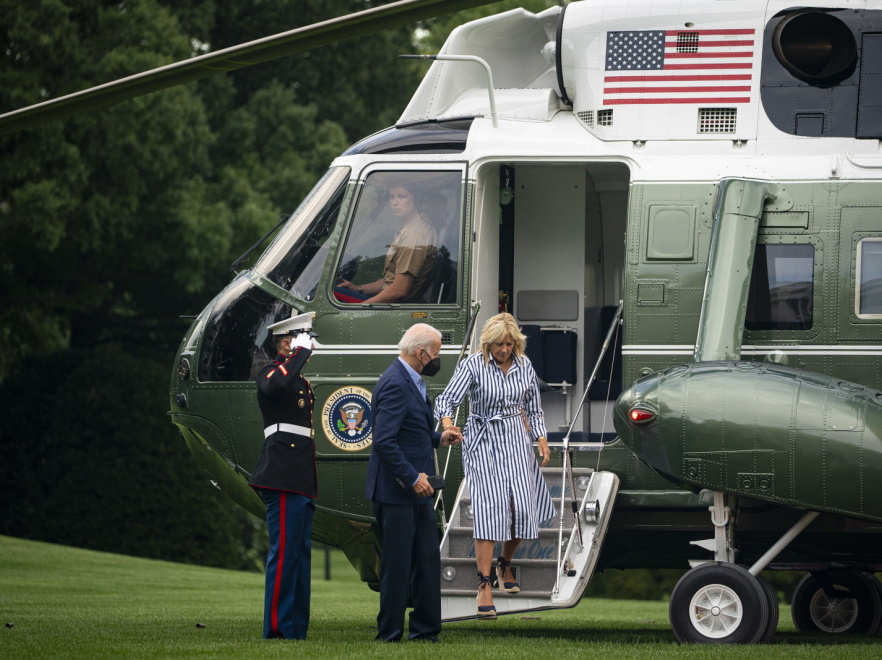 Jill i Joe Bidenowie wysiadają z Marine One na terenie Białego Domu.
