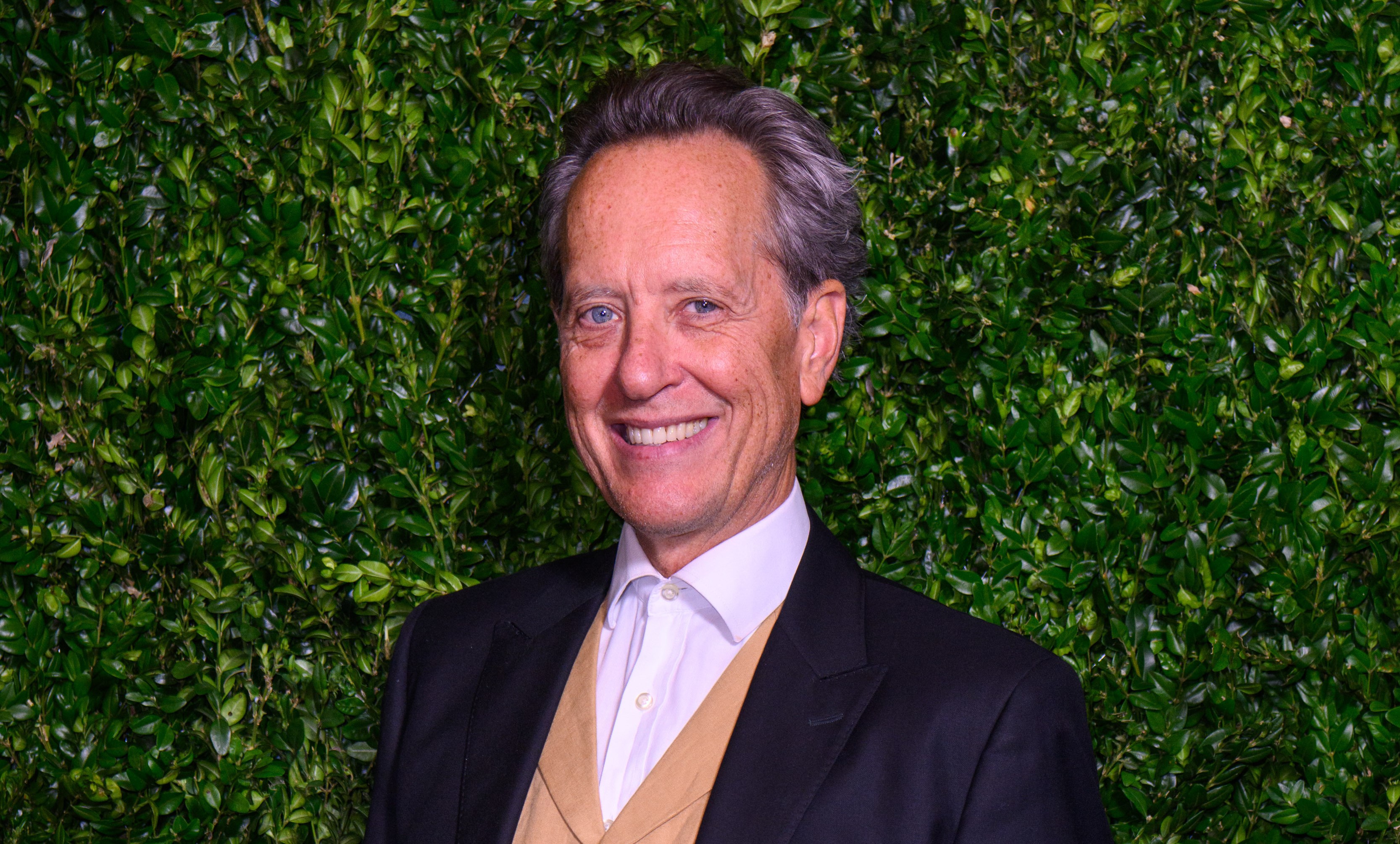 Majd kiugrott a bőréből az Oscar-jelölt brit színész Budapesten, mert kapott egy állóhelyet az Operaház telt házas előadására – videó