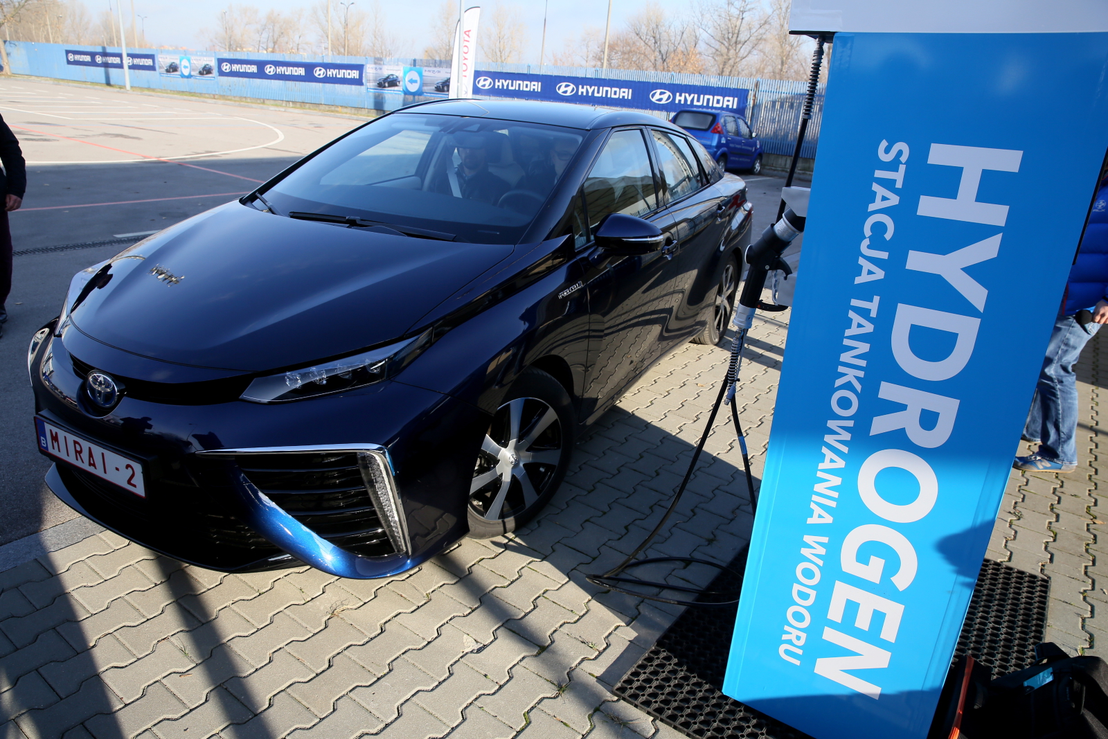 Toyota mirai to sedan z silnikiem elektrycznym o mocy 155 KM i momencie obrotowym 335 Nm, zapewniającym przyspieszenie od 0 do 100 km/h w 9,6 s. Źródło zasilania stanowi wodorowe ogniwo paliwowe o mocy 114 kW. Zapas wodoru, którego zatankowanie zajmuje ok. 3 minut, wystarcza na przejechanie 500-700 km...
