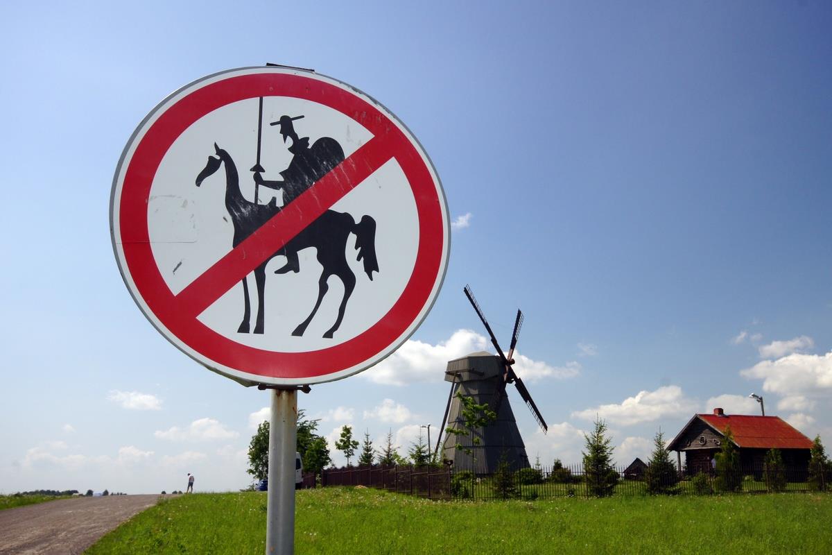 Wiatrak nieopodal skansenu w Dudutkach.