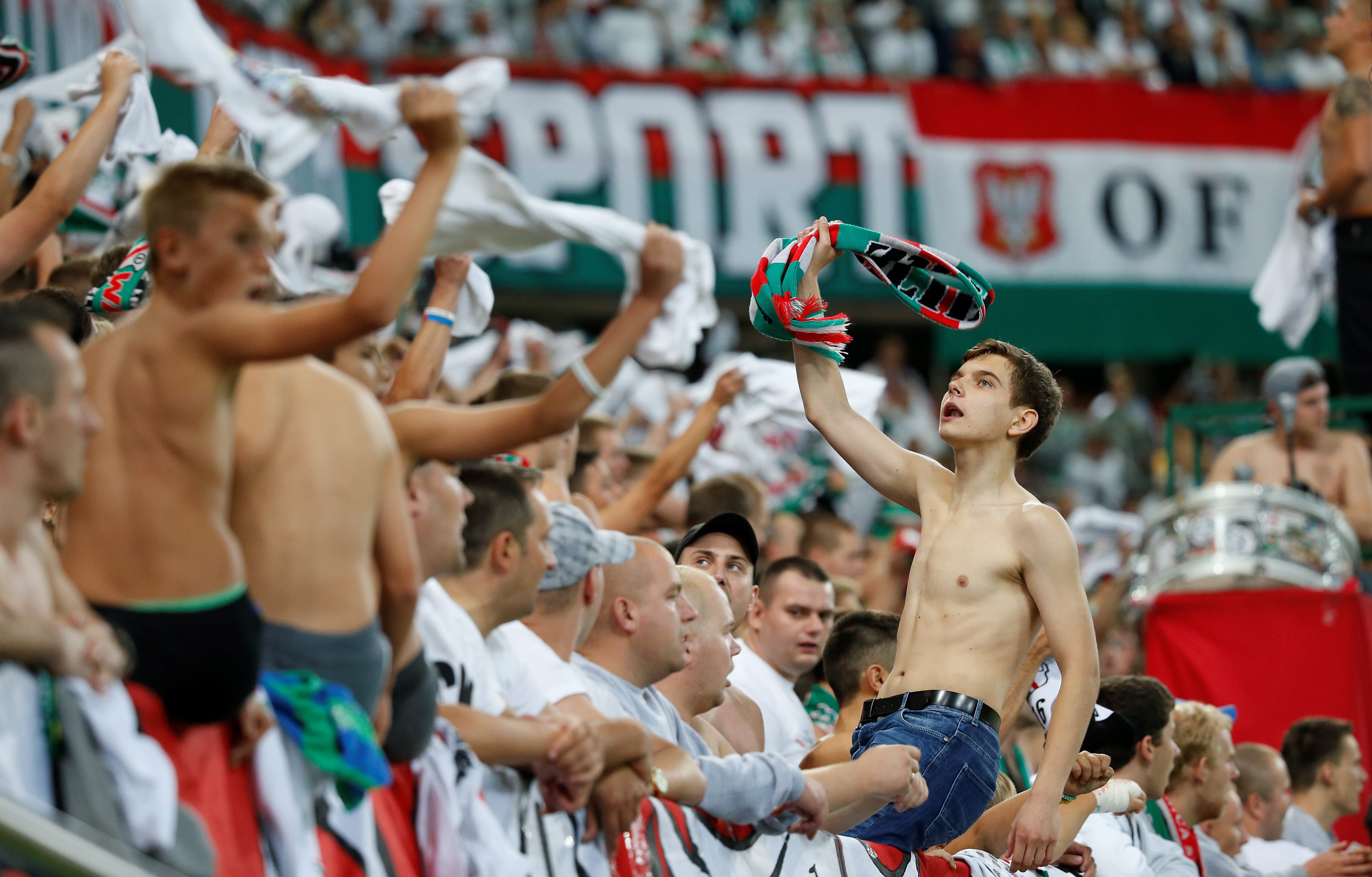 Jednak raczej wszystko skończy się na grzywnie. Za odpalenie rac UEFA nakłada na kluby kary finansowe.