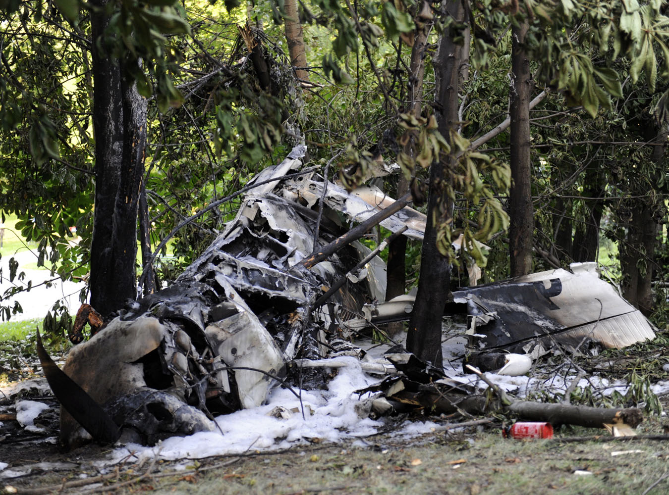 Tragedia na Małopolskim Pikniku Lotniczym. Wracająca z pokazów maszyna runęła w Parku 1000-lecia w Krakowie-Mistrzejowicach. Zginął pilot, trzech pasażerów jest rannych