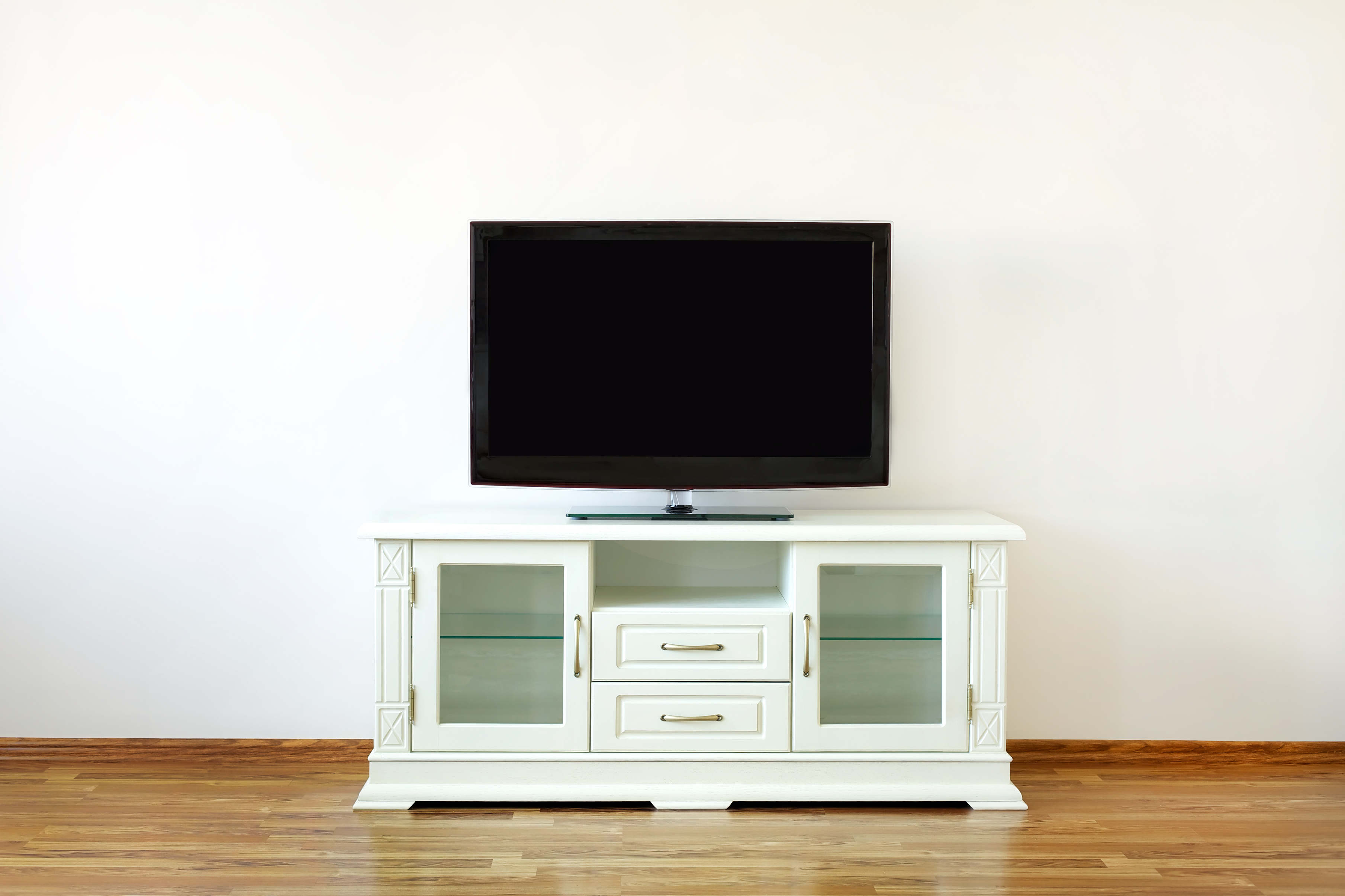 Szörnyű tragédia! Egyéves kislányra dőlt a tévé a Nógrád vármegyei házban, belehalt a sérüléseibe