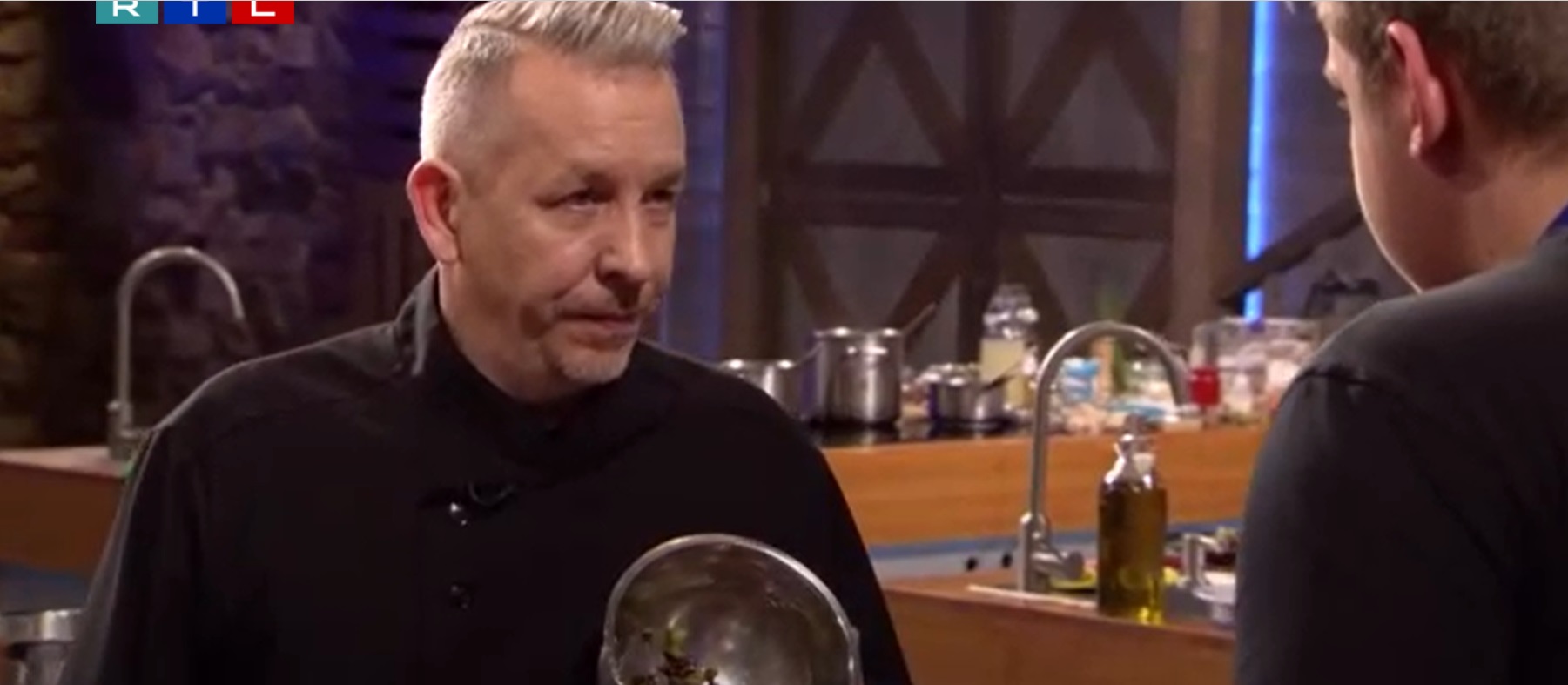 „Ez sz*r, nem így mutattam” - Sárközi Ákos kiborult A Konyhafőnök előzetesében, a kukába dobta a versenyzője ételét - videó