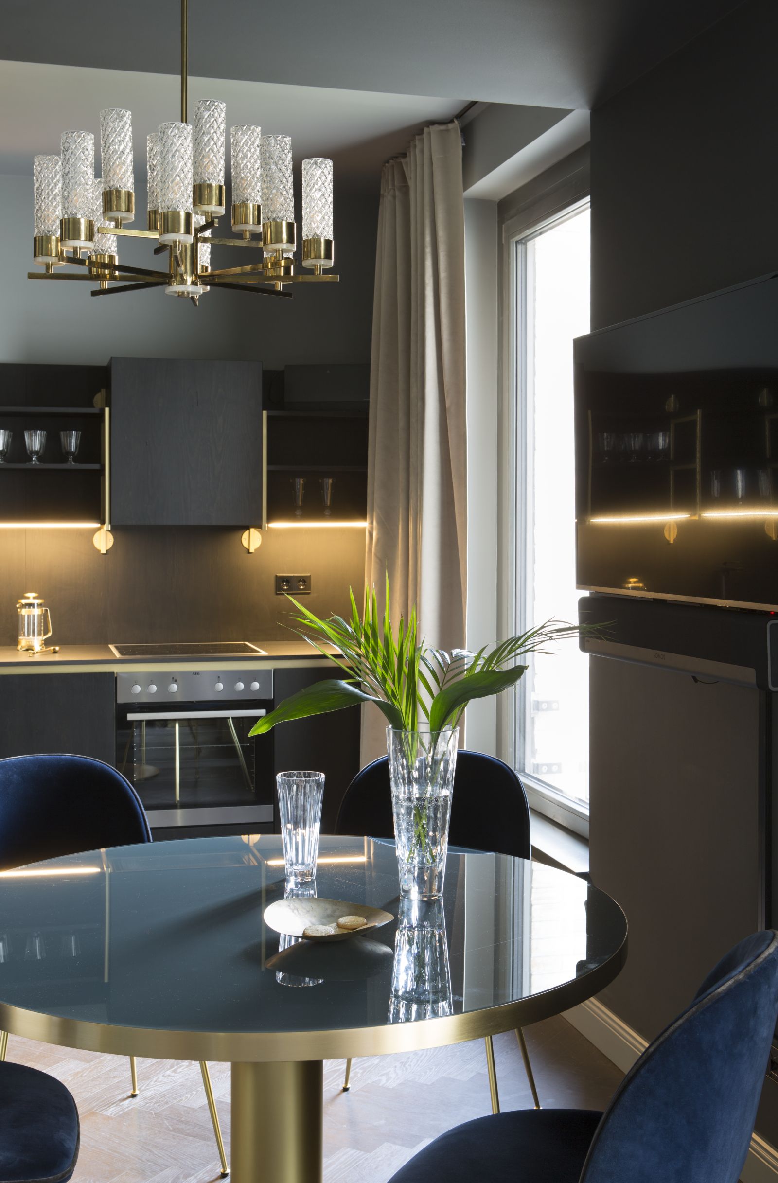 Budynek, w którym mieści się apartament stoi w dawnej dzielnicy robotniczej Prenzlauer Berg. Dziś jest to jedno z najbardziej pożądanych miejsc do życia wśród berlińskiej bohemy artystycznej. W odróżnieniu od nowoczesnego,