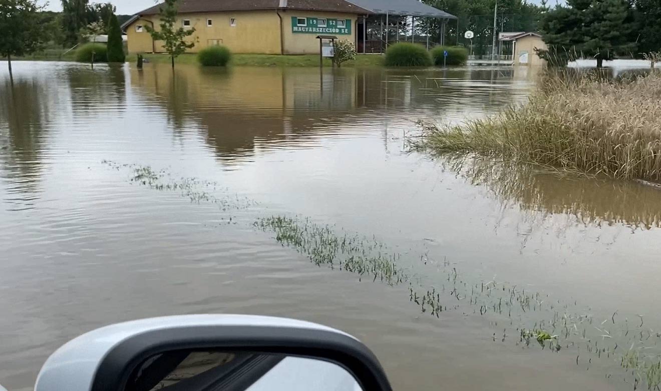 Döbbenetes felvételek Csákánydoroszlóról a vihar után - a víz fogságában - videó