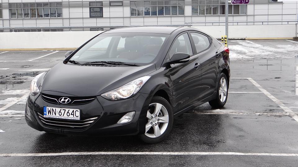 W Polsce najtańsza elantra (Classic Plus) kosztuje w promocji niemal 58 tysięcy złotych, bogatsza comfort to wydatek 64 900 złotych, a najdroższa wersja style kosztuje 70 900 złotych