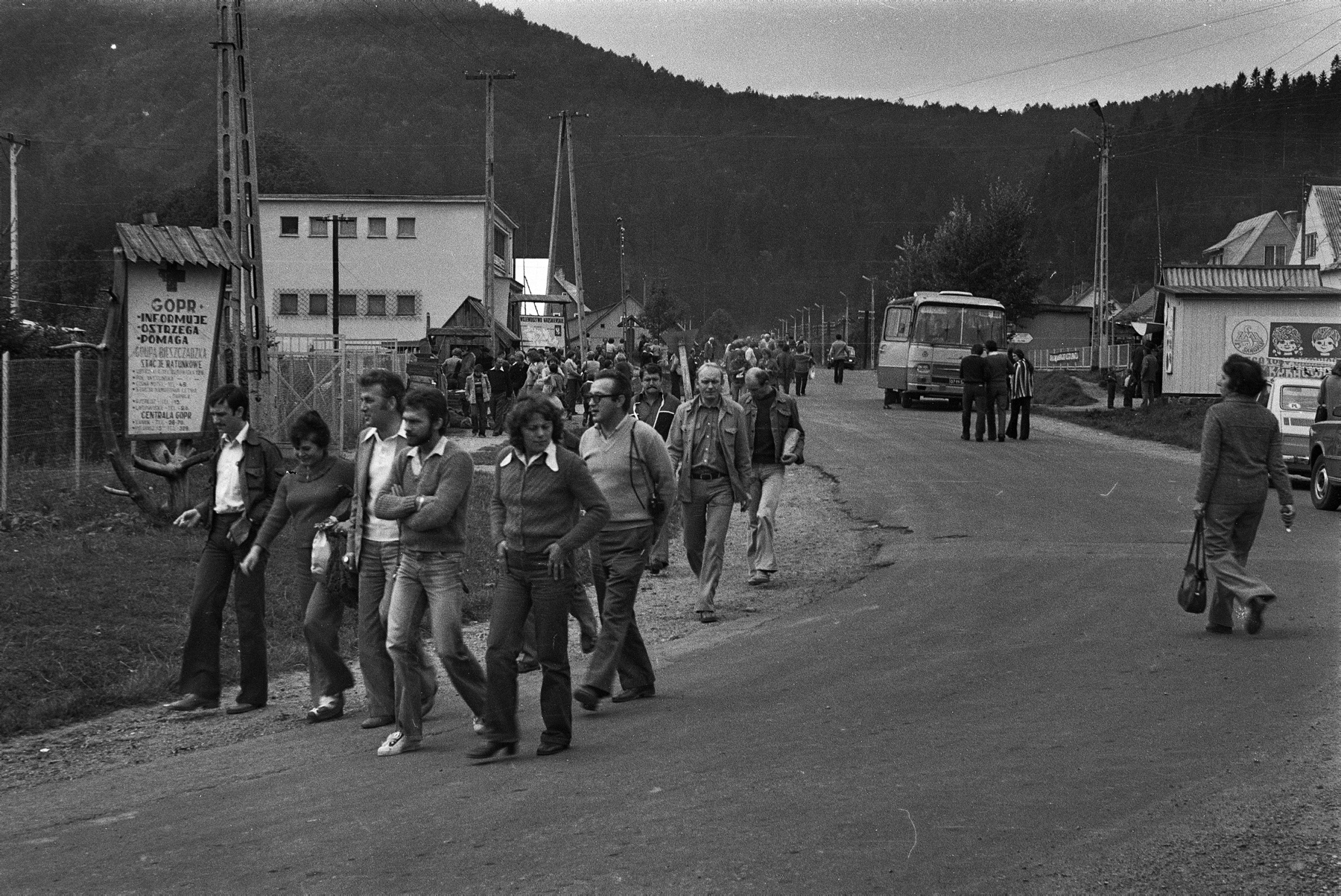 Turyści z wycieczki zakładowej w centrum Cisnej, 1979 r.