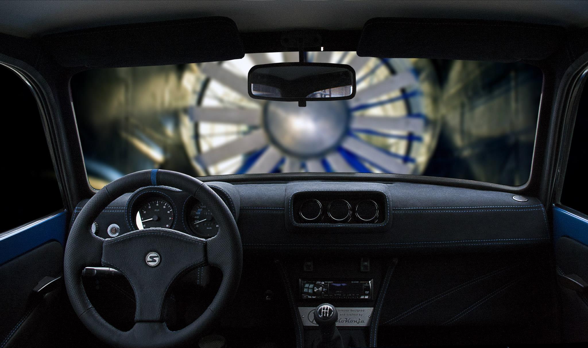 Koni mechanicznych początkowo dostarczał dwusuwowy silnik chłodzony powietrzem (pojemność 594 ccm, moc 23 KM). Po jakimś czasie motor zyskał jeszcze trzy konie. Biegi zmieniało się za pomocą