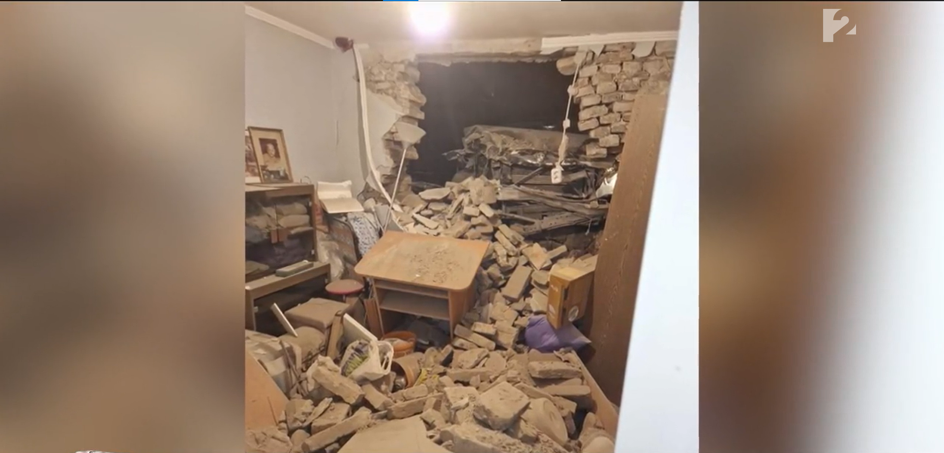 Döbbenet: 130-cal csapódott bele egy házba egy felelőtlen sofőr Csepelen – videó