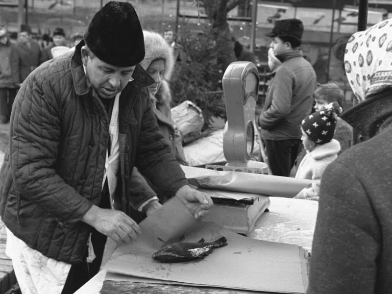 Szczecin, 1970-12. Sprzedaż karpi przed Świętami Bożego Narodzenia