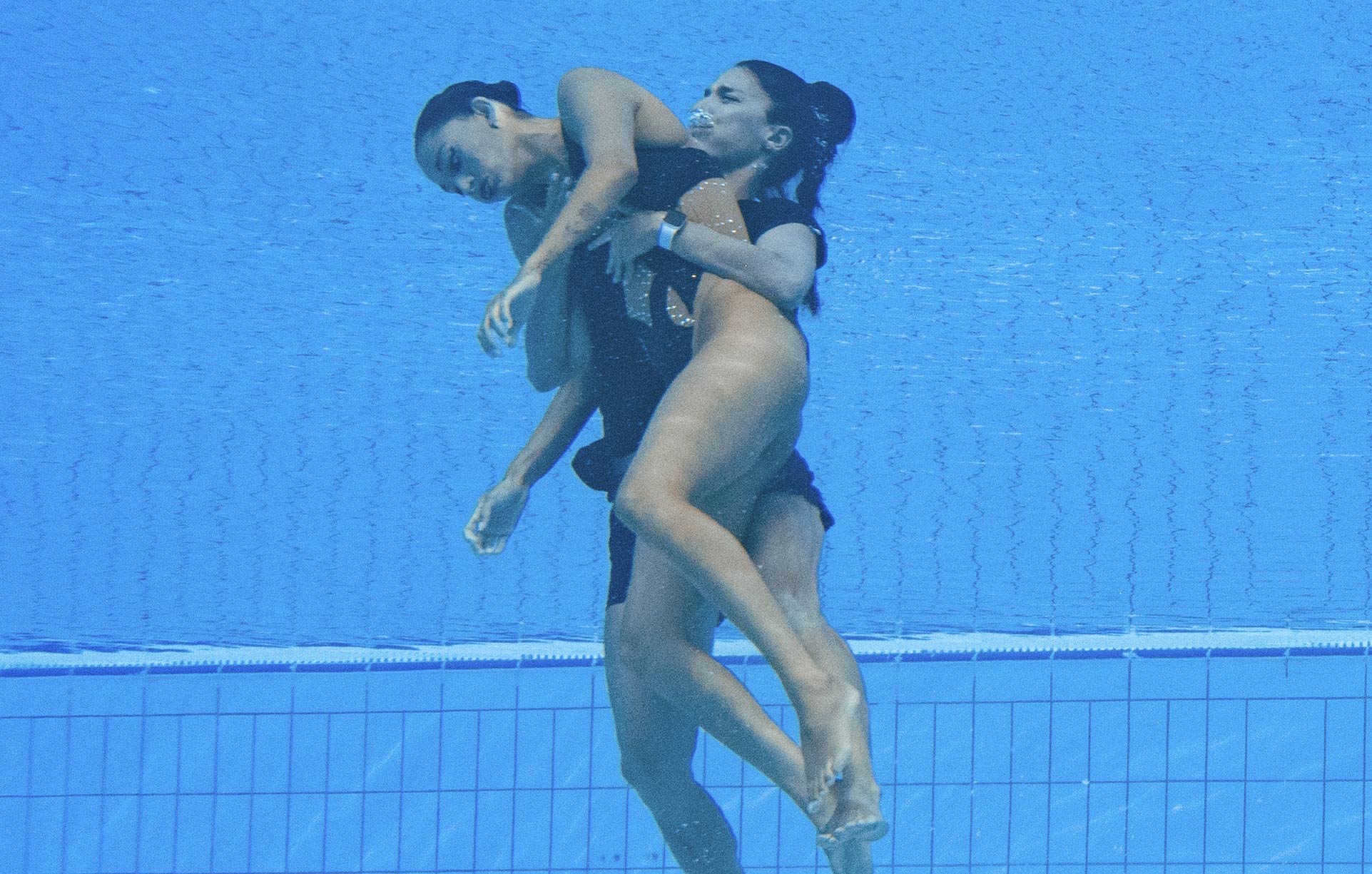 Döbbenetes fotók a budapesti vizes vb-n a medencében elájult Anita Alvarez  mentéséről - Blikk