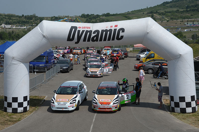 Na węgierskim torze Hungaroring z piskiem opon wystartowały Wyścigowe Samochodowe Mistrzostwa Polski. Pierwszym liderem Picanto Lotos Cup po wygraniu obu wyścigów, został Michał Kijanka. Zaś w cee’d Lotos Cup dwukrotnie zwyciężał Kamil Raczkowski.