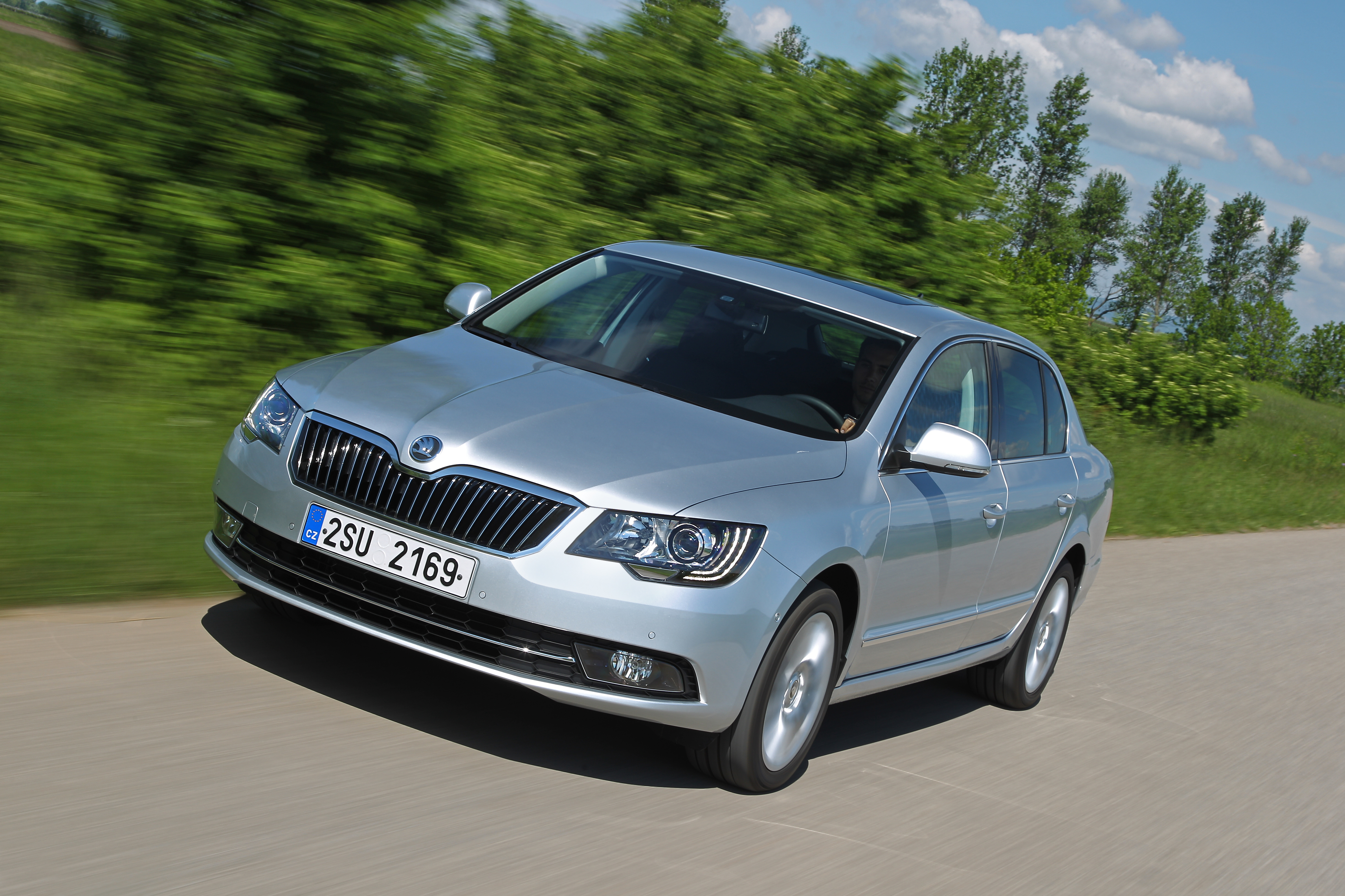 Odmłodzona skoda superb to na nowo narysowany przód i tył. Auto spojrzy na drogę nowymi reflektorami, a powietrze będzie połykać szerszą osłoną chłodnicy...