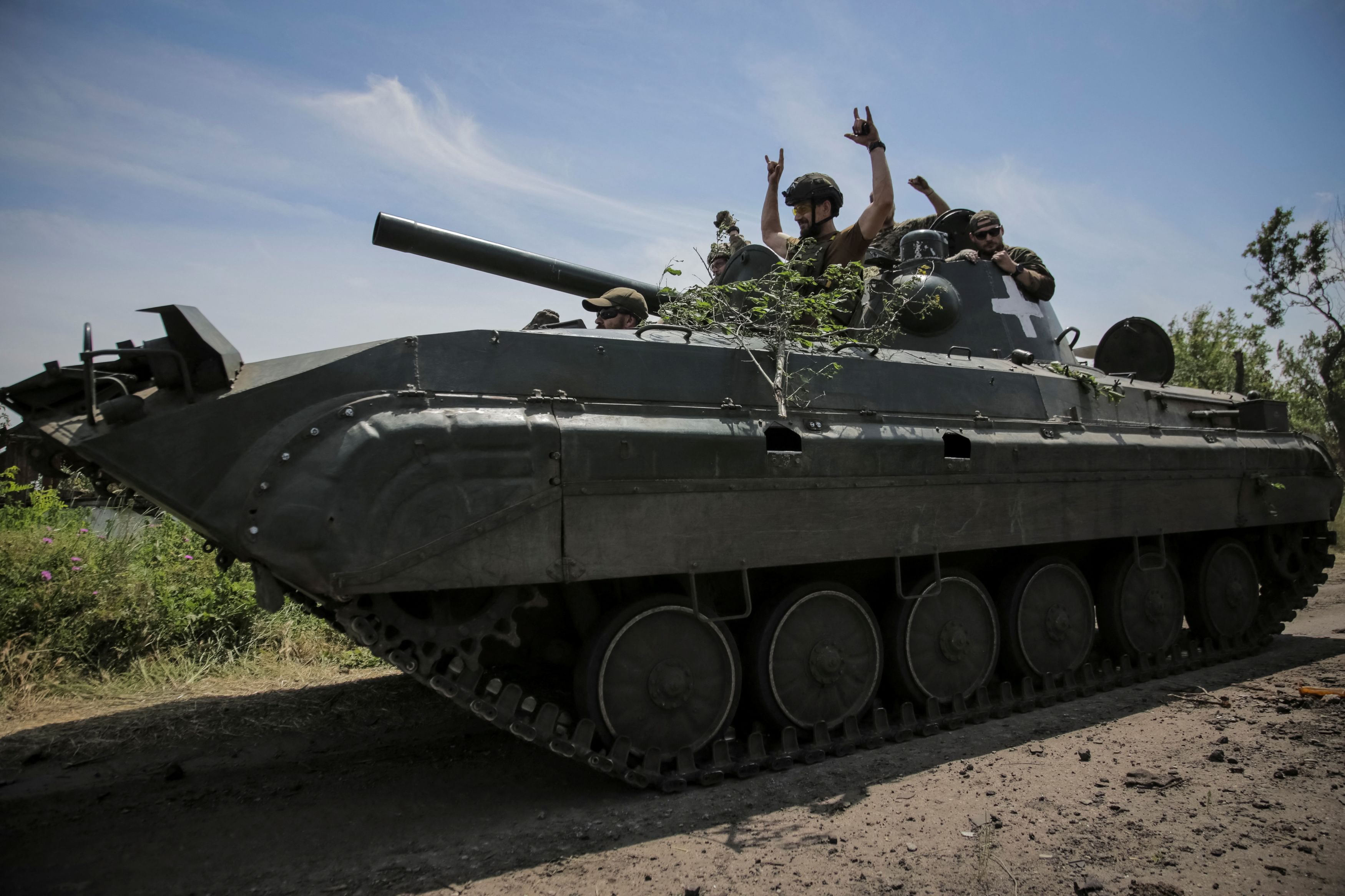 Ukraińscy żołnierze w bojowym wozie piechoty BMP-1 w pobliżu wyzwolonej wsi Neskuchne w obwodzie donieckim.