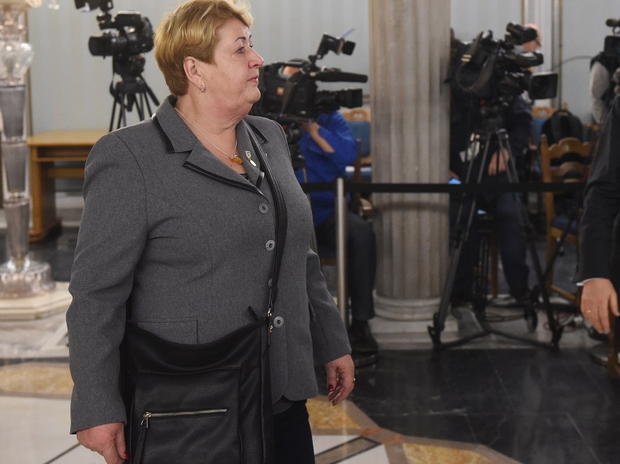 ... sposób, w jaki ją nosiła... Duża torba przełożona przez ramię w stylu listonoszki nigdy nie wygląda dobrze - no, chyba że w nonszalancki sposób nosi ją drobna nastolatka, ale nigdy dojrzała kobieta, w dodatku w oficjalnej sytuacji...