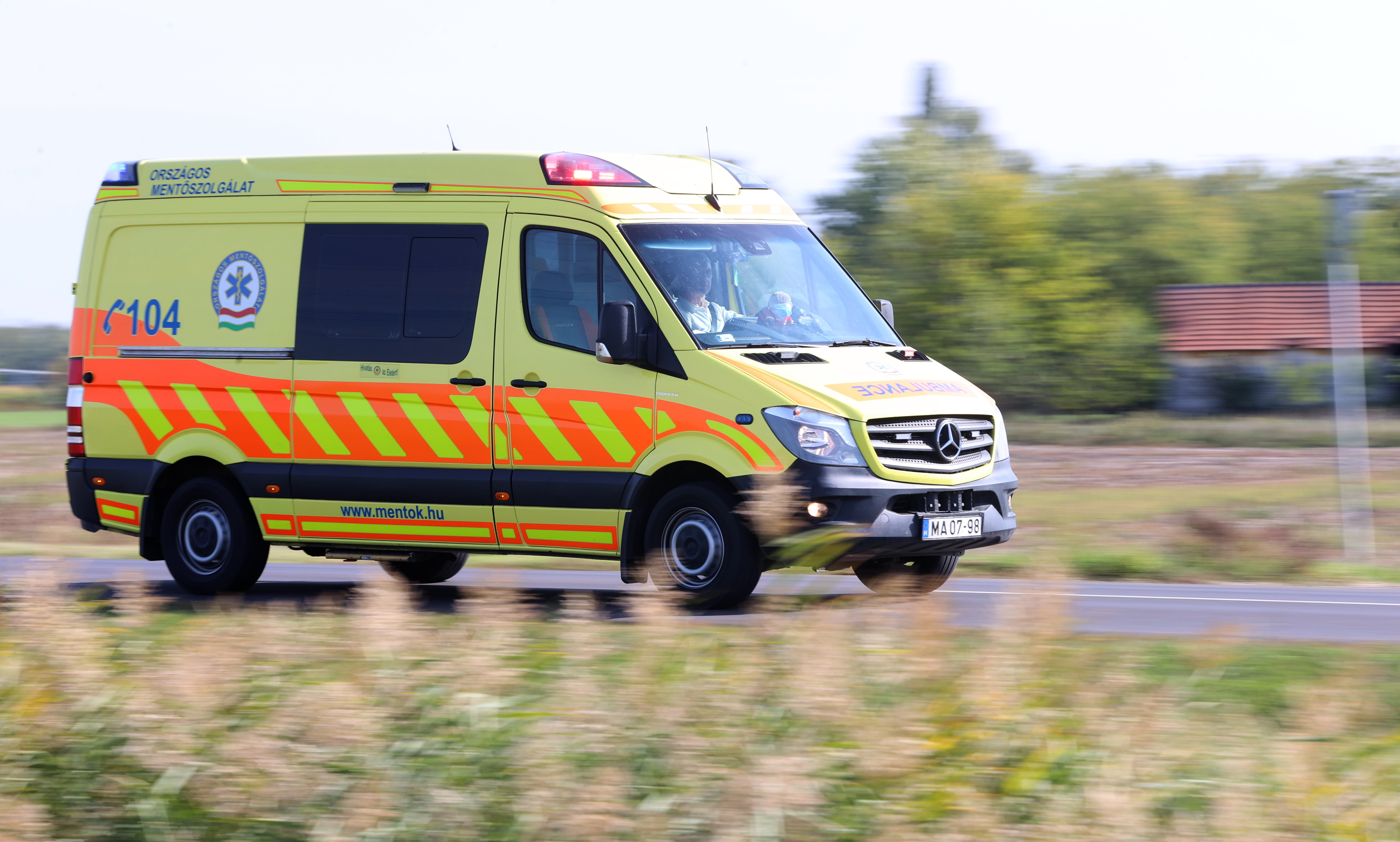 Álmában omlott össze egy 30 év körüli nő keringése Kazincbarcikán: negyven percig küzdöttek érte a mentők