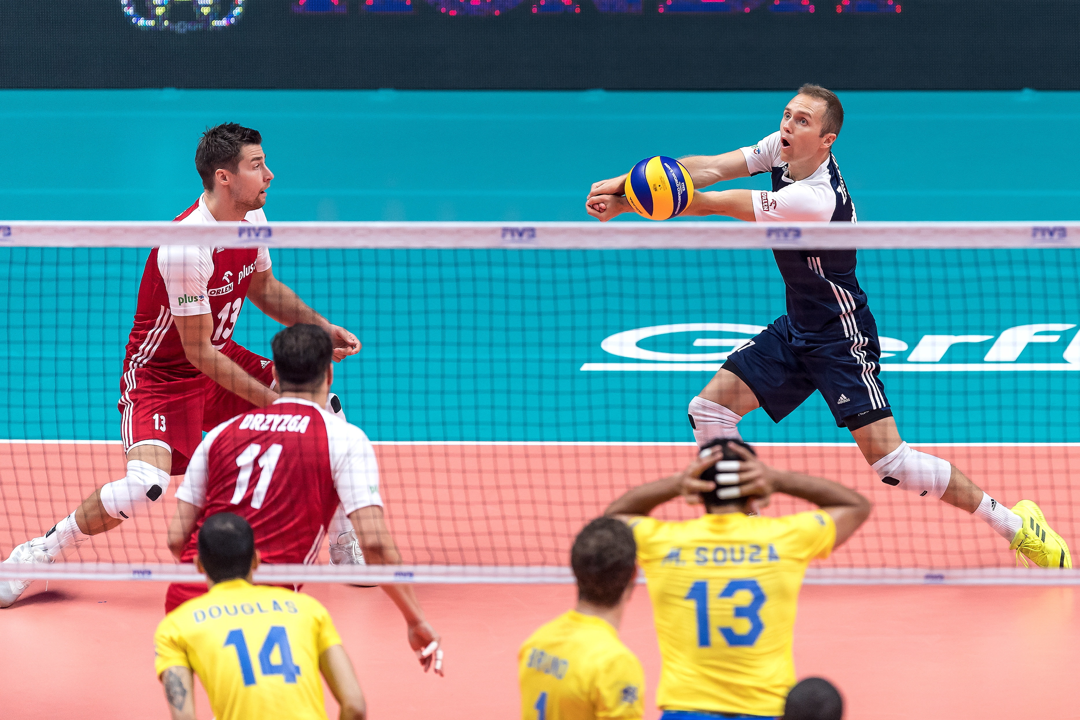 Nieco groźniej zrobiło się, gdy dwa asy z rzędu posłał Luiz Felipe Fonteles i przewaga biało-czerwonych stopniała do jednego punktu (21:20). Były zawodnik Zaksy Kędzierzyn-Koźle następnie zepsuł zagrywkę, ale nie był to koniec emocji. Polacy wykorzystali dopiero trzecią piłkę setową, gdy udało im się wreszcie zatrzymać wreszcie Wallace'a. Wygrali 26:24.