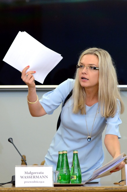 ... który z dnia na dzień zmienia jedynie kolor. Ot, po prostu modowa nuda, która skutecznie zabija potencjał atrakcyjnego wyglądu pani poseł...