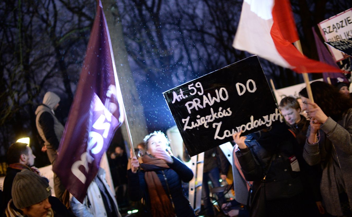 12-osobowy skład TK zakwestionował m.in. określenie pełnego składu jako co najmniej 13 sędziów; wymóg większości 2/3 głosów dla jego orzeczeń; nakaz rozpatrywania wniosków przez TK według kolejności wpływu; wydłużenie terminów rozpatrywania spraw przez TK; możliwość wygaszania mandatu sędziego TK przez Sejm oraz brak w noweli vacatio legis.