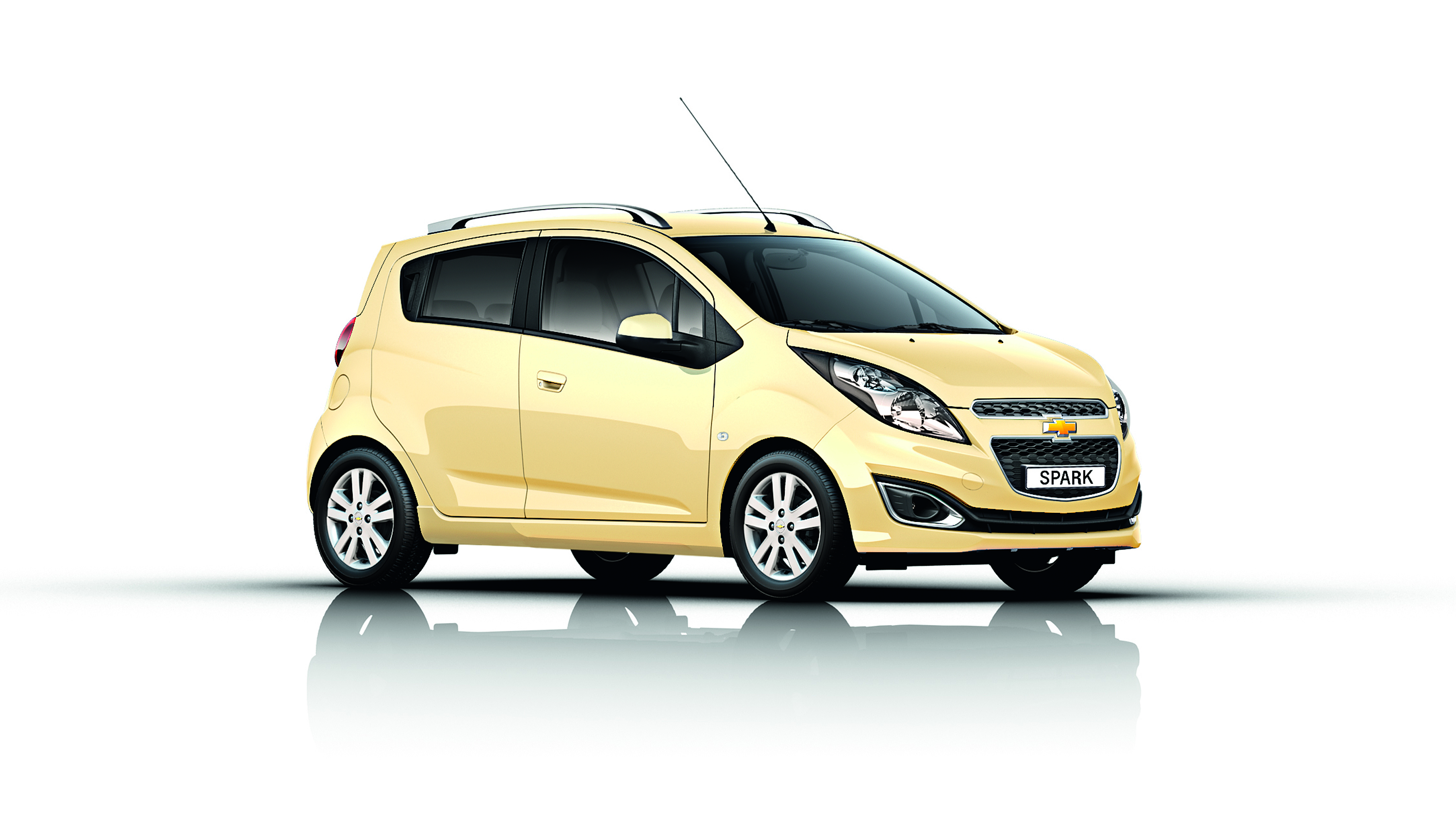 W kabinie zastosowano nowe elementy dekoracyjne. W przeprojektowanej konsoli centralnej pojawiły się dodatkowe schowki. Chevrolet spark jest napędzany silnikiem benzynowym o pojemności 1 litra i mocy 68 KM lub jednostką benzynową 1,2 l produkującą 82 KM. Oba silniki w opinii konstruktorów zadowalają się średnio 5 litrami paliwa na 100 km.