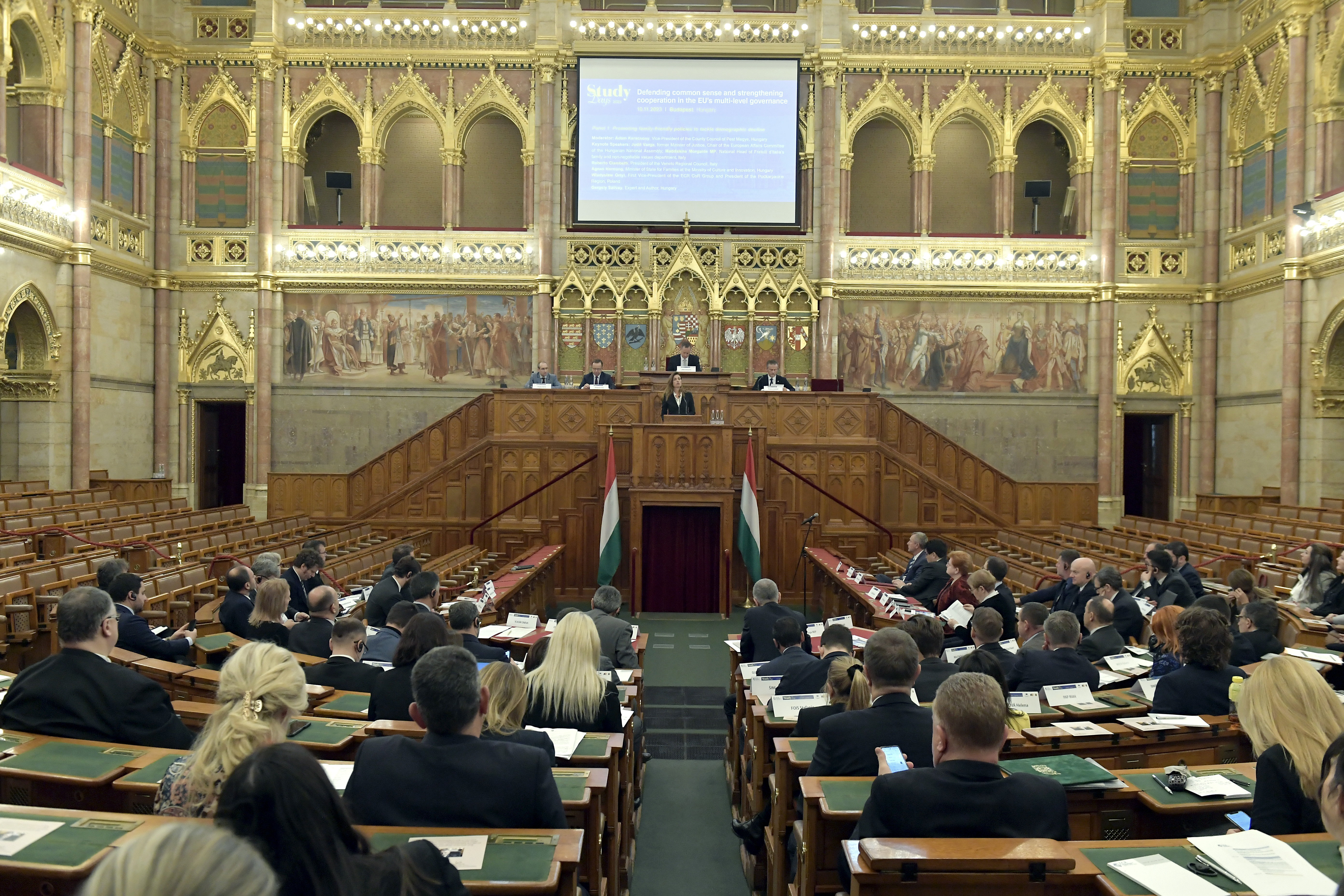 A parlament előtt a szuverenitásvédelmi törvény: három év börtön is járhat a külföldi pénzek elfogadásáért