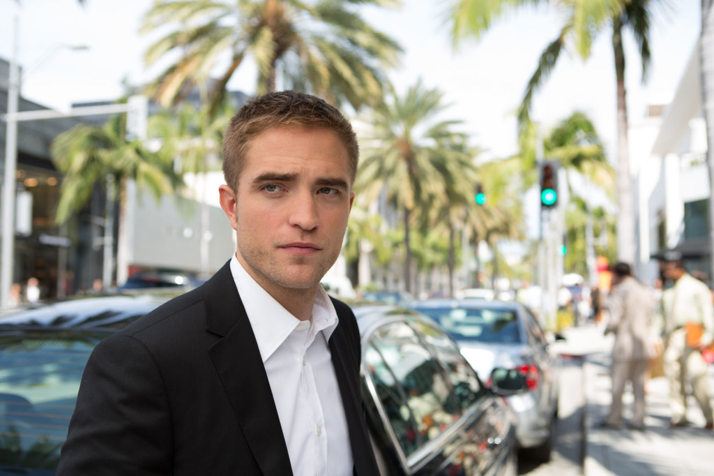 Zaczyna się niewinnie. Mia Wasikowska, dziewczyna z Florydy, jedzie w kierunku Beverly Hills limuzyną, którą prowadzi Robert Pattinson… Ale film Davida Cronenberga jest opowieścią o zawiście, kazirodztwie, żądzy pieniądza i sławy za wszelką cenę