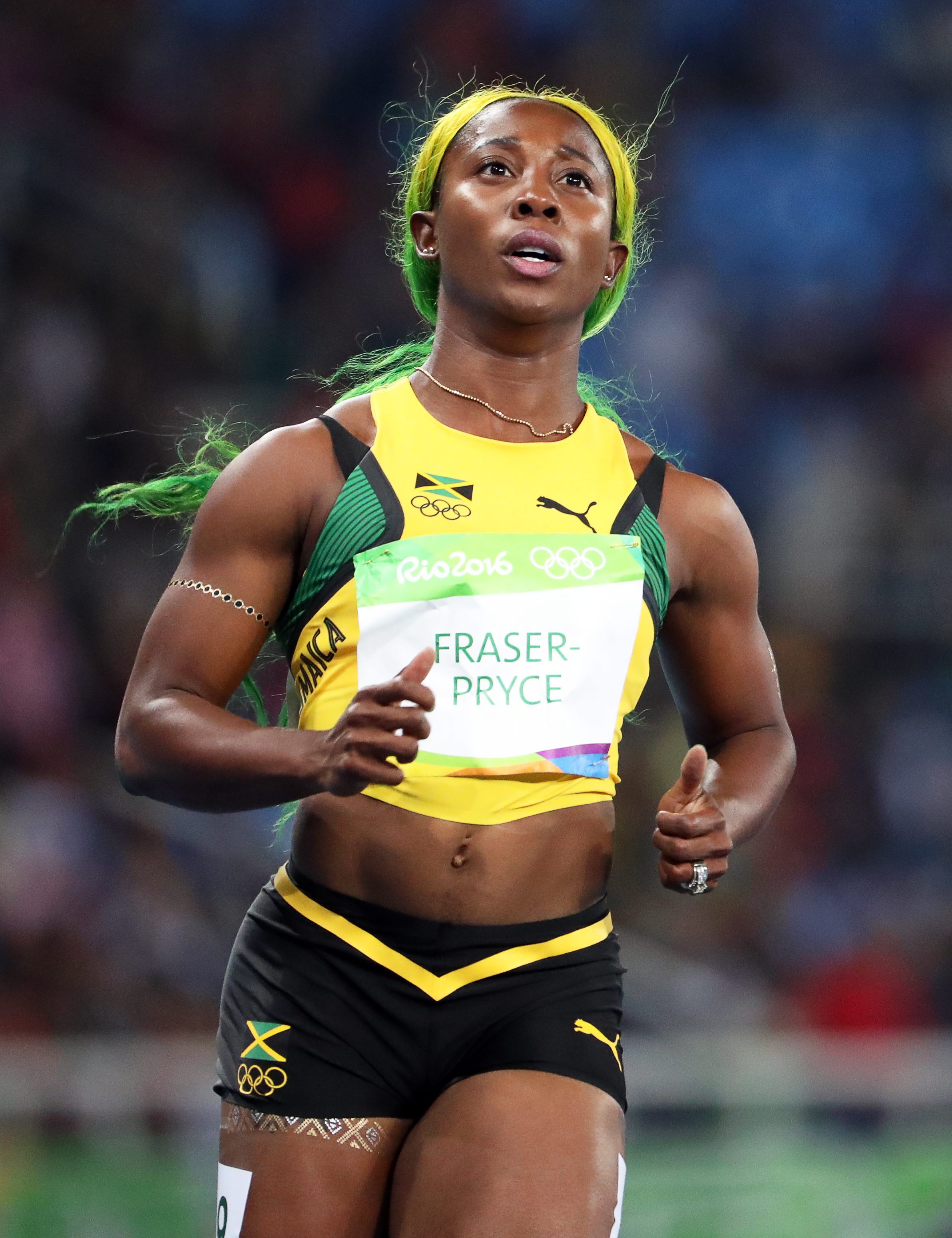 Shelly-Ann Fraser-Pryce biega z flagą Jamajki na... głowie