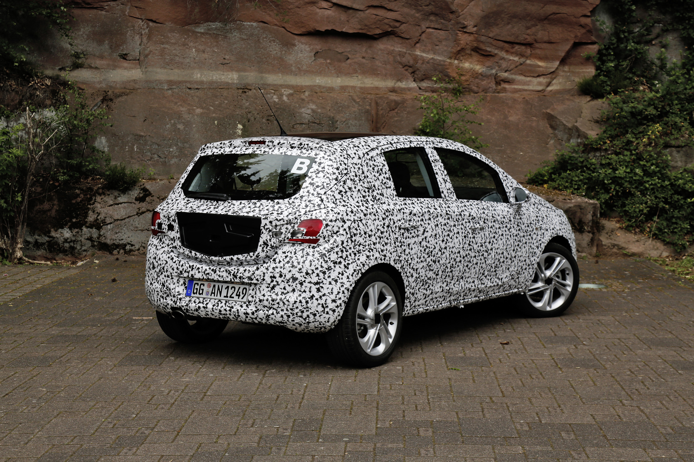 Wiadomo, że nowa corsa E została wyposażona nie tylko w silnik benzynowy nowej generacji ECOTEC 1.0 połączony z nową sześciobiegową przekładnią, ale także w zupełnie nowe podwozie i bardziej czuły układ kierowniczy.