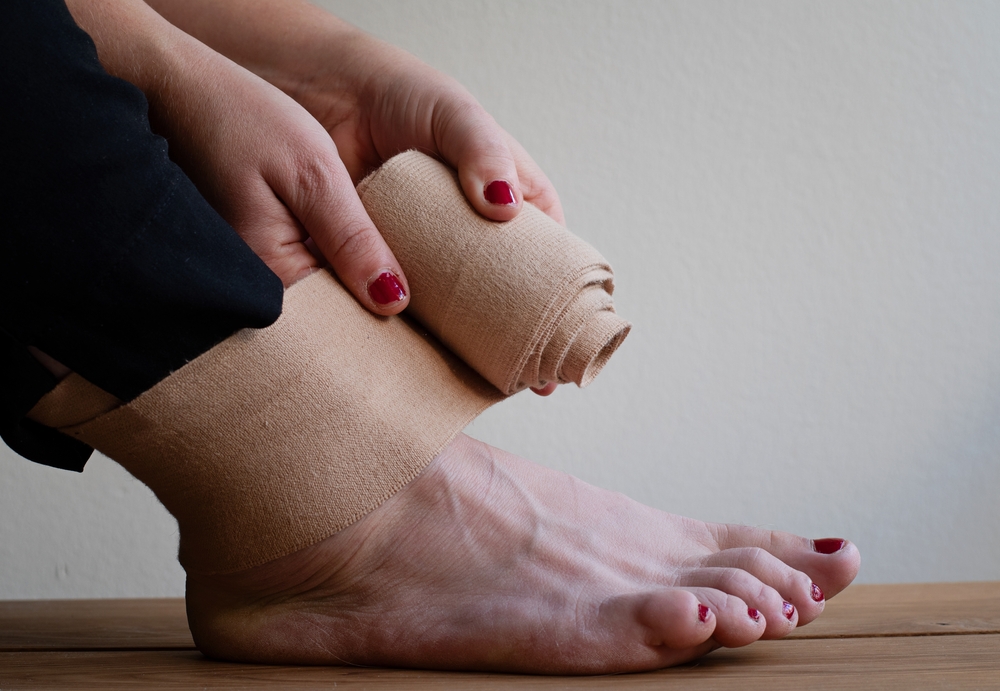 Bedagadt, püffedt boka: amikor így vizesedik be a láb, pajzsmirigyzavarra  utal | EgészségKalauz
